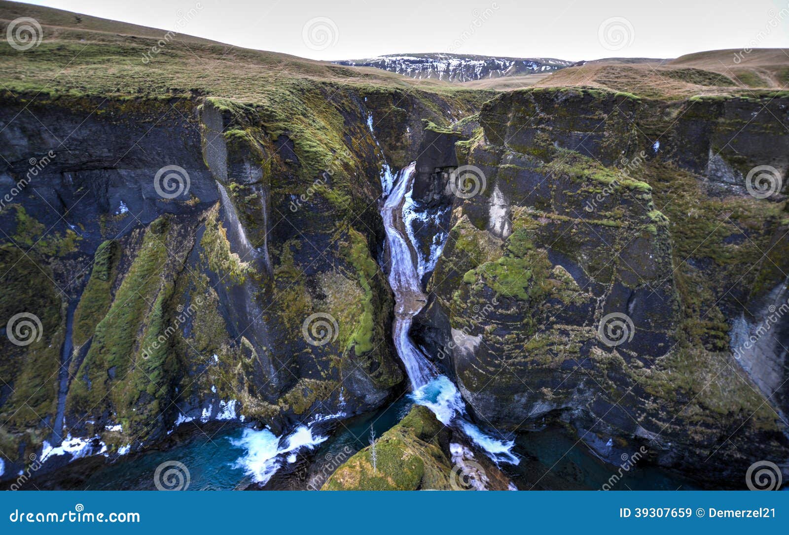 Fjadrargljufur kanjon, Island. Fjadrargljufur kanjon i sydostliga Island, som är upp till djup 100m och omkring 2 km lång, med den Fjadra floden som flödar till och med den. Den är nära Ring Road, vid byn av Kirkjubaejarklaustur.