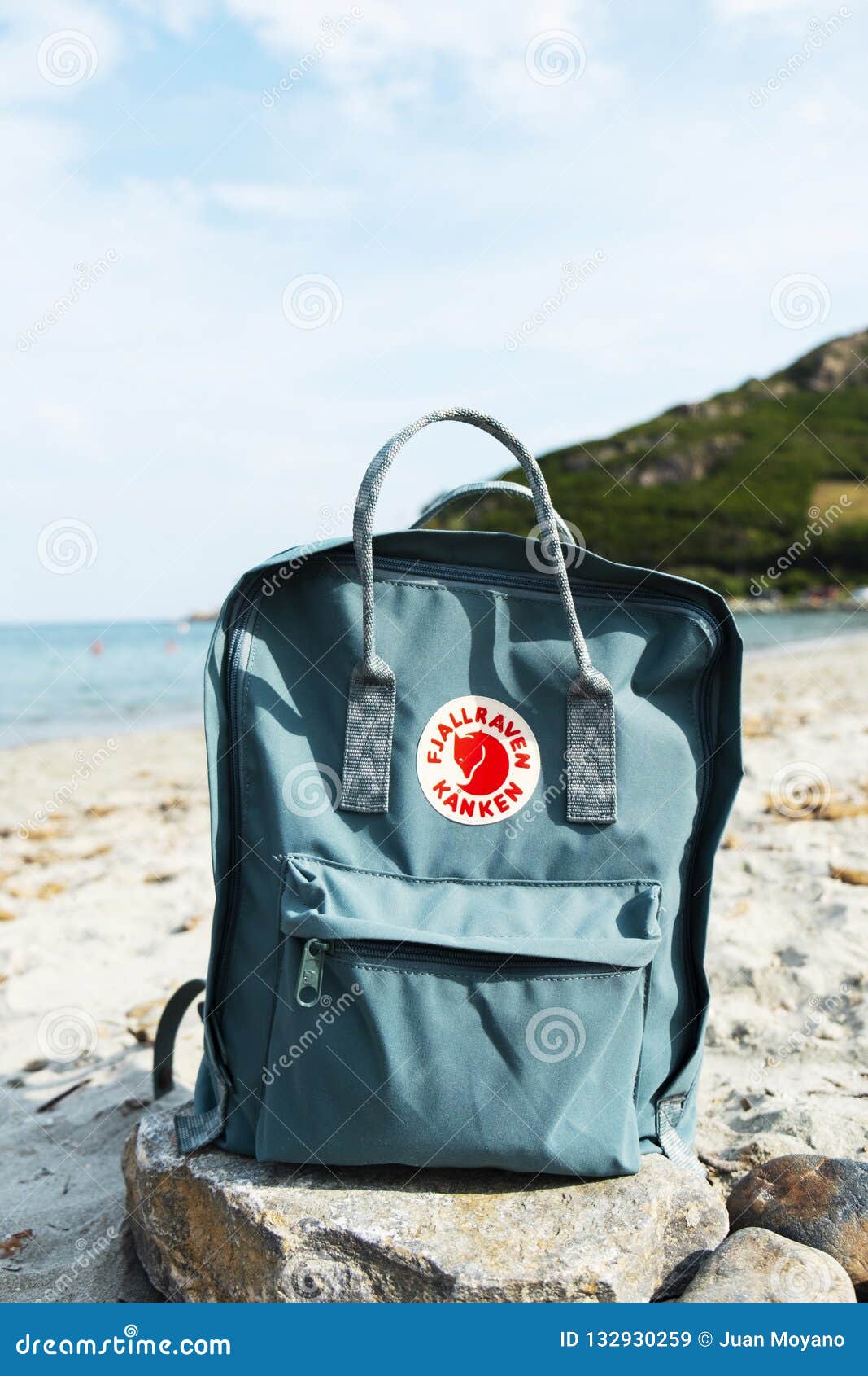 Levendig bevel Efficiënt Fjallraven Kanken Backpack on the Beach Editorial Stock Image - Image of  pack, adventure: 132930259