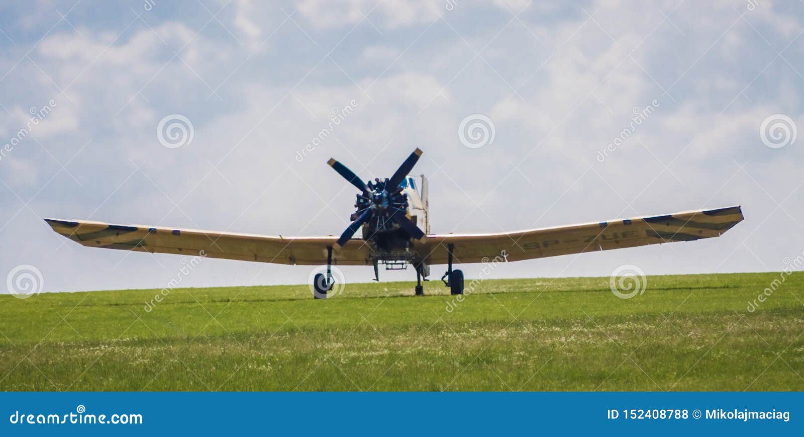 Flacher Start vom Gras. Flugzeug auf einer Flugschau, die vom Gras sich entfernt Panoramische Ansicht Es hat 1500 Pferdestärken