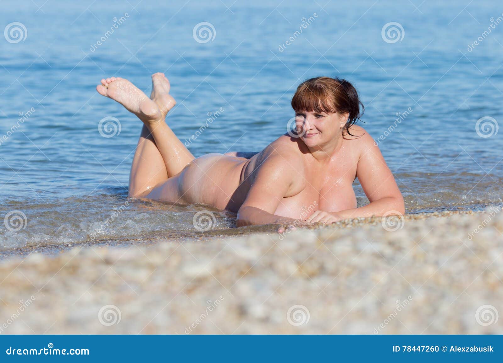 Flaco-inmersión La Mujer Gorda Desnuda Que Se Acuesta En Las Aguas Afila Foto de archivo