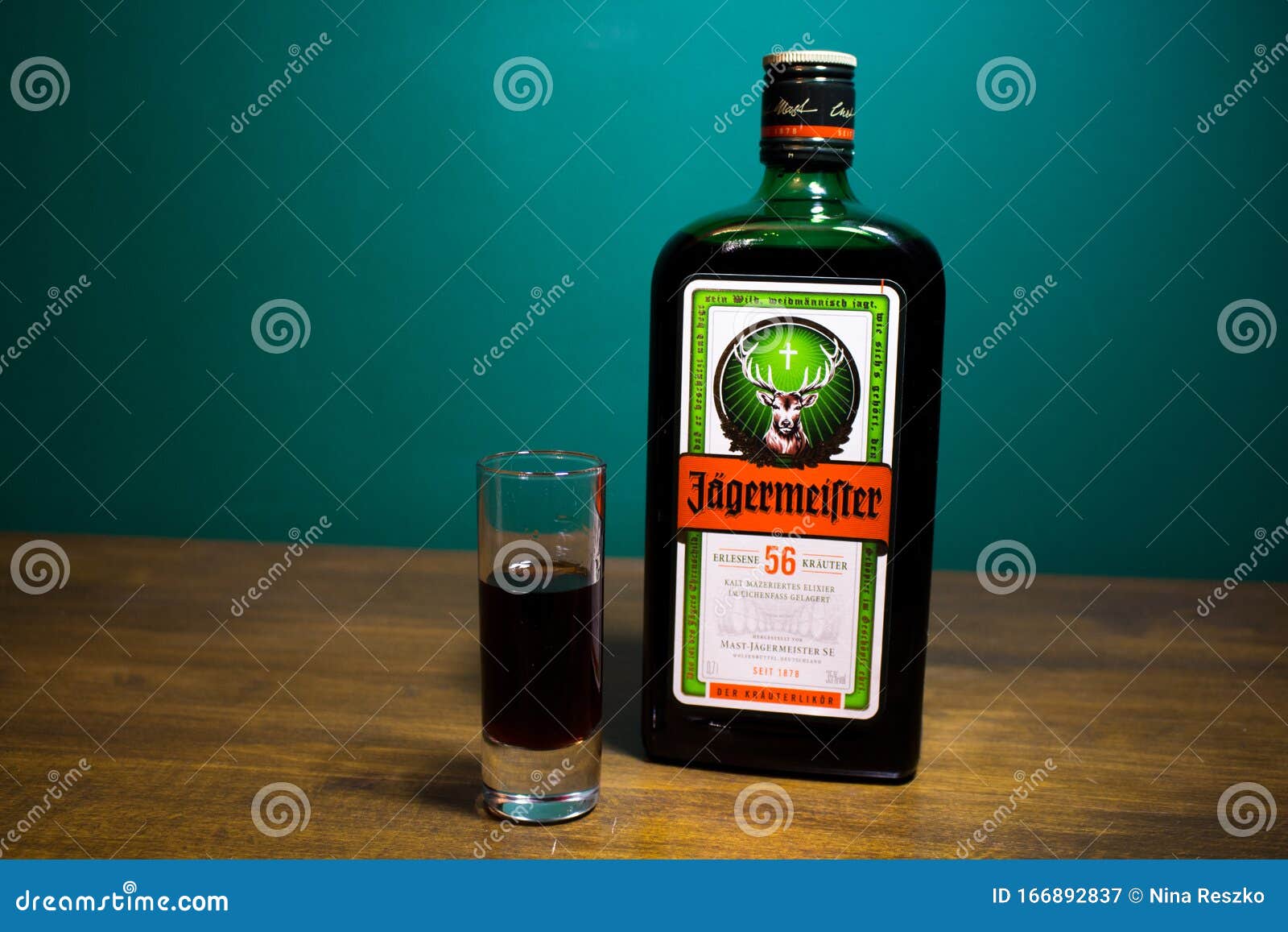 https://thumbs.dreamstime.com/z/flacon-de-verre-d-alcool-jagermeister-digestif-allemand-fait-avec-herbes-et-%C3%A9pices-liqueur-166892837.jpg