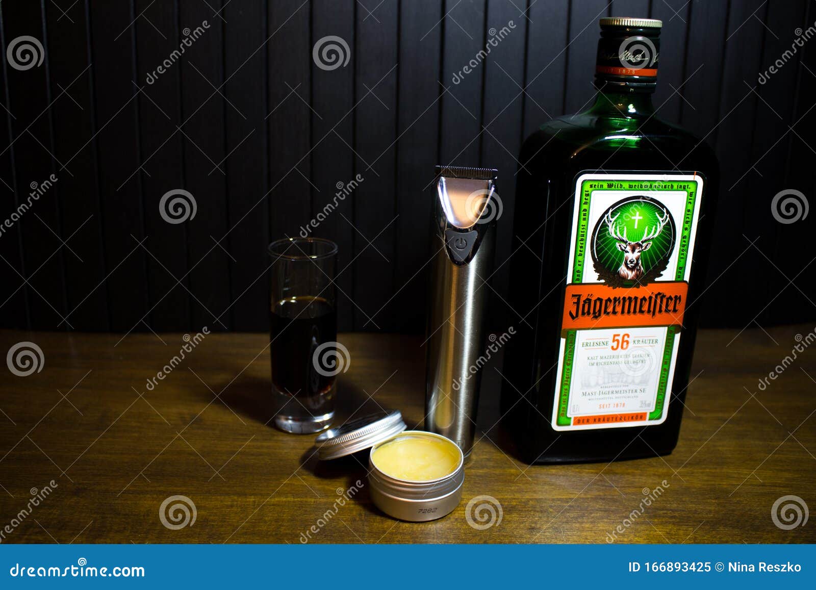 https://thumbs.dreamstime.com/z/flacon-de-verre-d-alcool-jagermeister-digestif-allemand-fait-avec-herbes-et-%C3%A9pices-liqueur-166893425.jpg