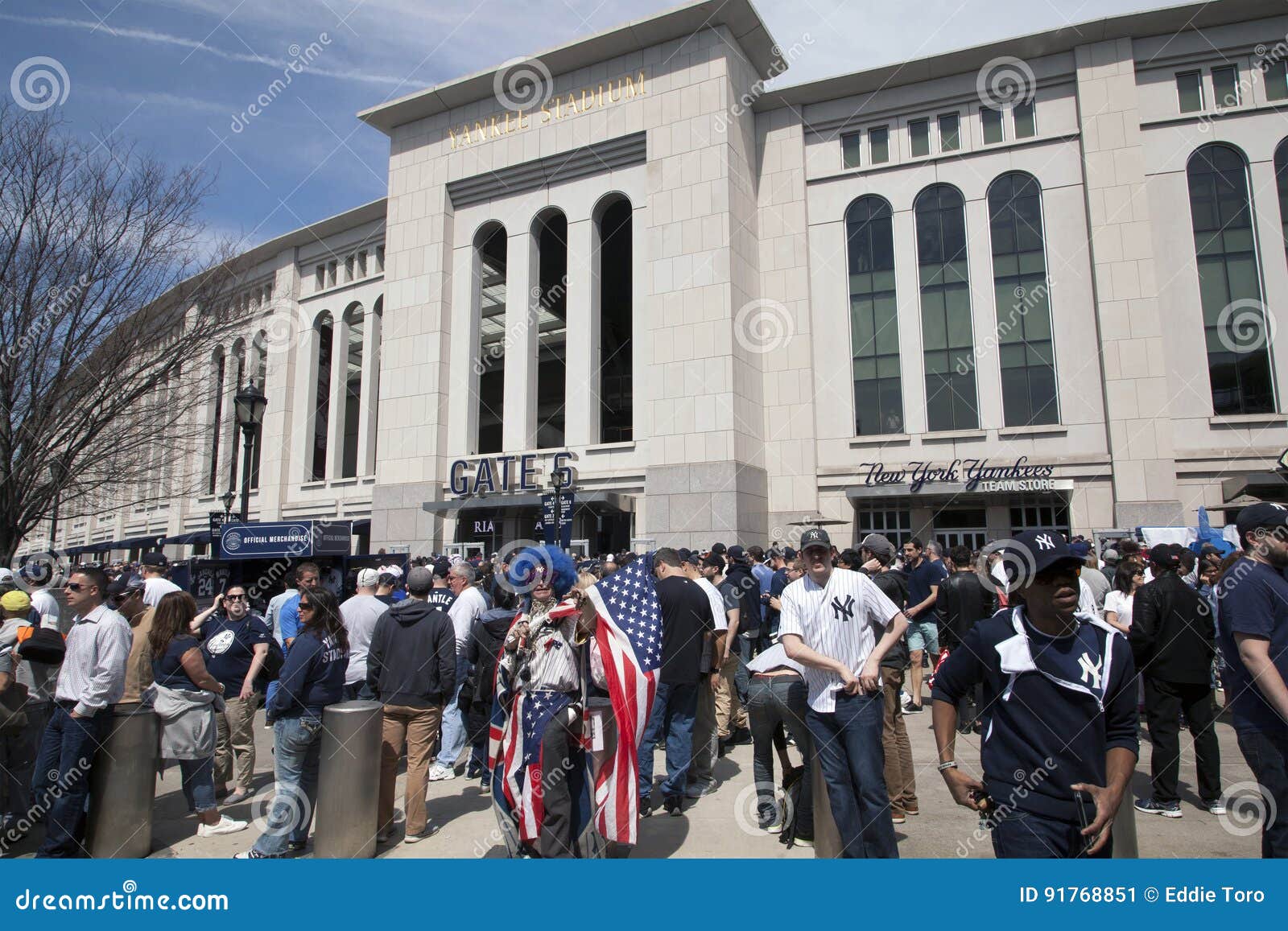 Flag Bearing Lenny Love and Fans Stand Outside Yankee Stadium on Editorial  Photo - Image of building, crowd: 91768851