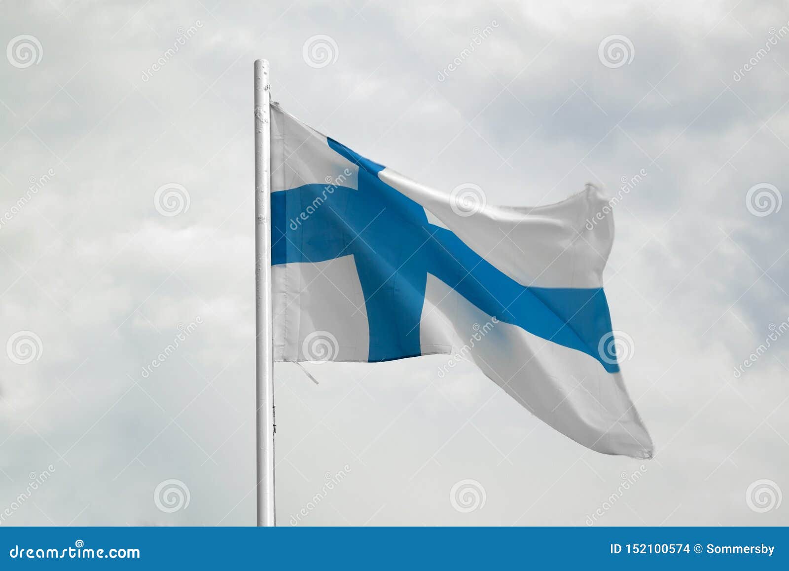 Flagga av Finland p? en bl? himmel med molnbakgrund. Flagga av Finland på en blå himmel med molnbakgrund, finlandssvenskt som är vit, symbol, Skandinavien som är nationellt, vind, kors som är nordiskt, land, flaggstång, Europa, europé, tillstånd, scandinavian, nationalitet, illustration, design, färg, mast, abstrakt begrepp, konst, modell, closeup som är gammal, tapet som är ljus, utrymme, våg, suomi, fluga, skepp, flyg, union, patriotism som blåser, fullföljande, demokrati, bris, flaggstång som vinkar