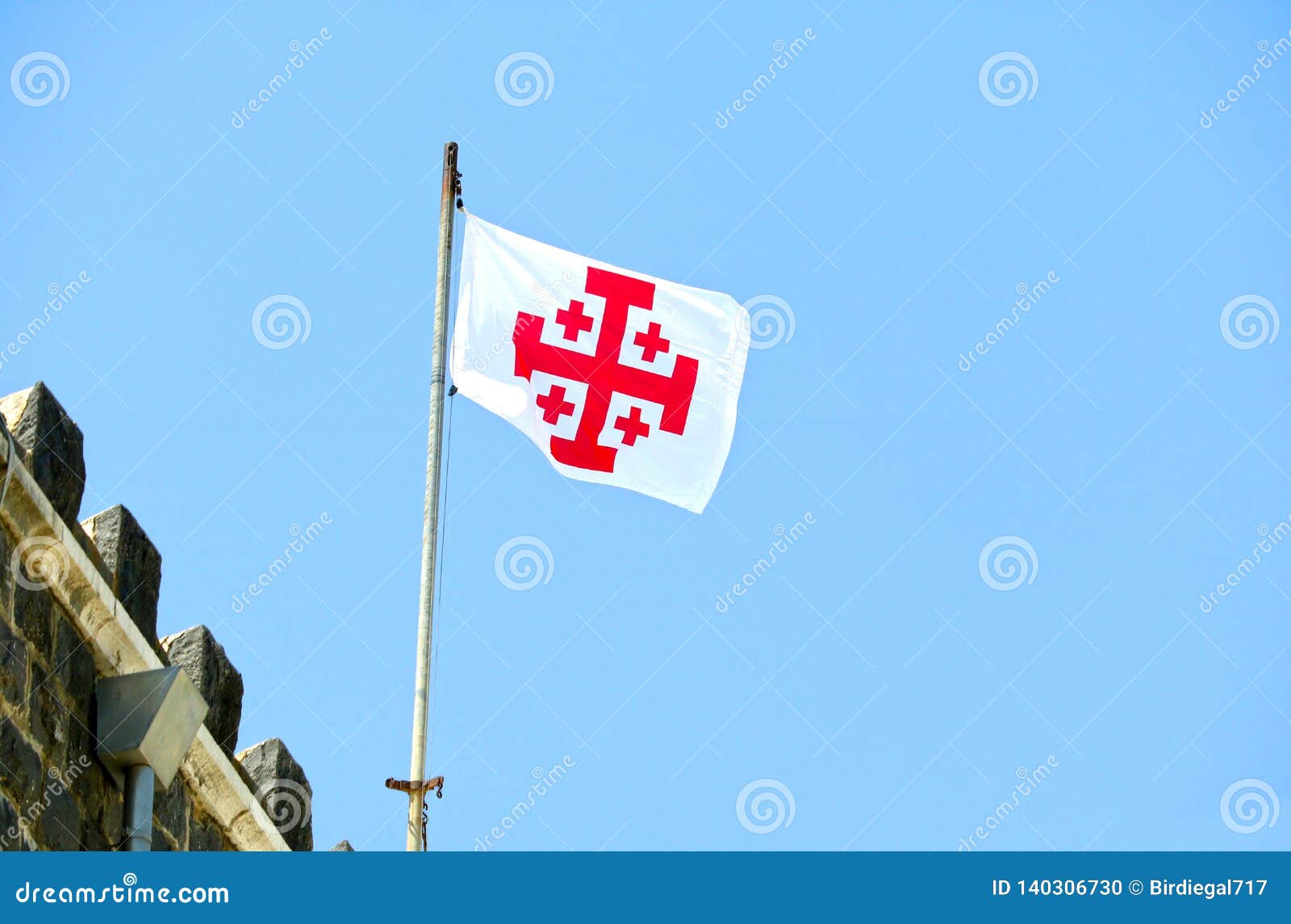 Tick Mount Bank pilfer Flagga Med Det Grekiska Korset I Rött Jerusalem Isreal `en För Det `-Jerusalem  Korset är Symbolet Av Arresten Av Det Heliga Lande Arkivfoto - Bild av  ortodoxt, rött: 140306730