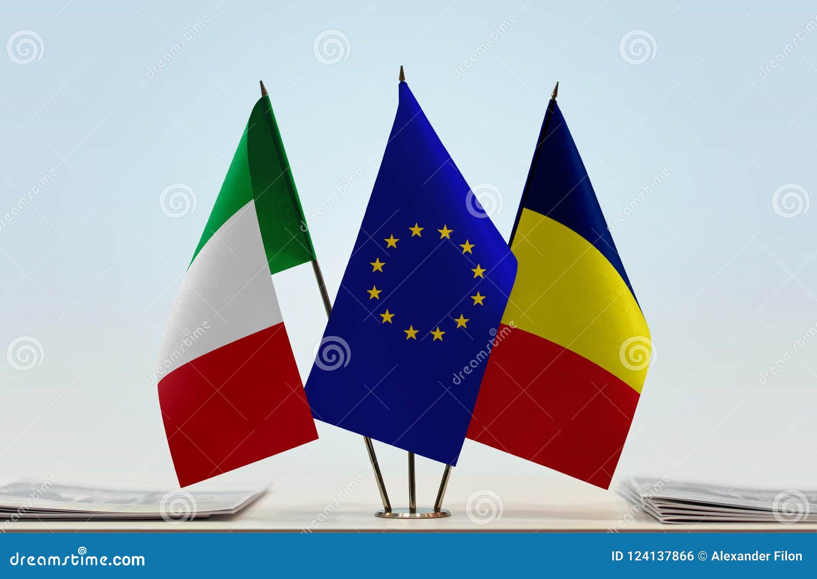 Flaggen von Italien EU und von Tschad. Tischplattenflaggen von Italien und von Tschad mit Flagge der Europäischen Gemeinschaft in der Mitte