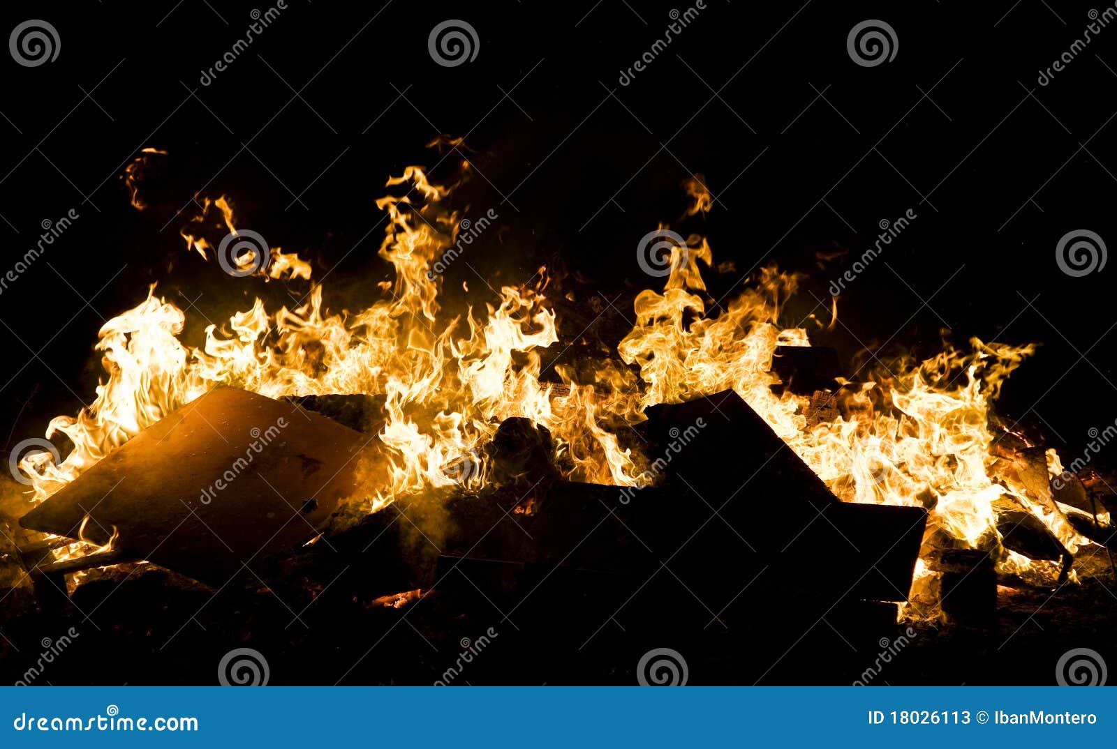 Flamas do inferno. Imagem de flamas furiosos alaranjadas sobre um fundo preto