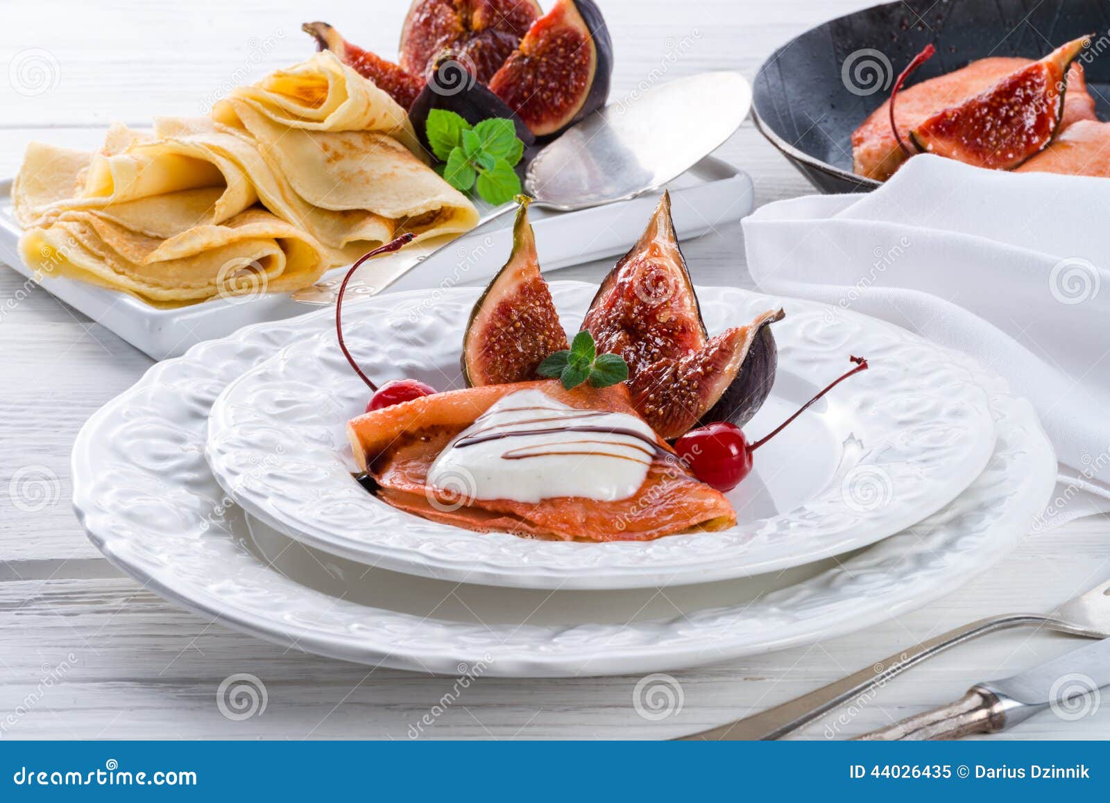 Flambiertes Pfannkuchen MIT-feigen Und Kirschen Stockbild - Bild von ...