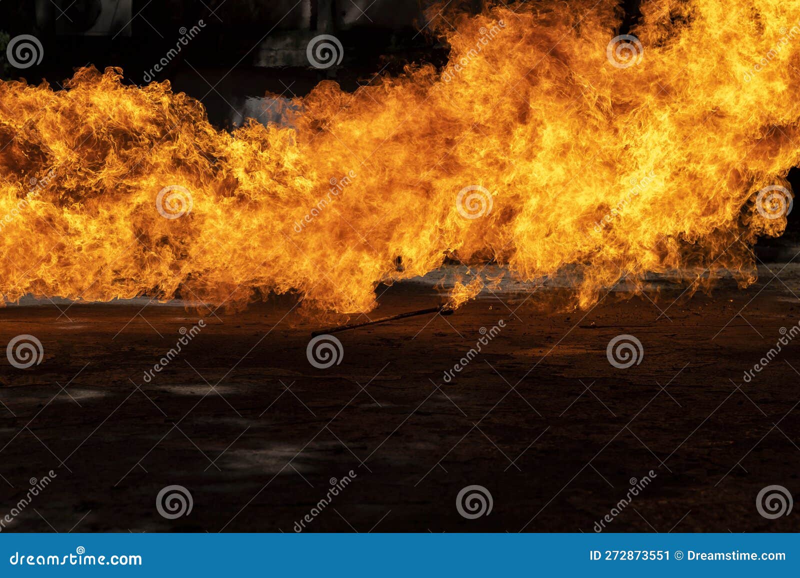 Flammes Causées Par L'explosion De L'huile Isolée Sur Fond Noir.  Démonstration D'eau Sur Un Feu De Pétrole Image stock - Image du énergie,  libérez: 272873551