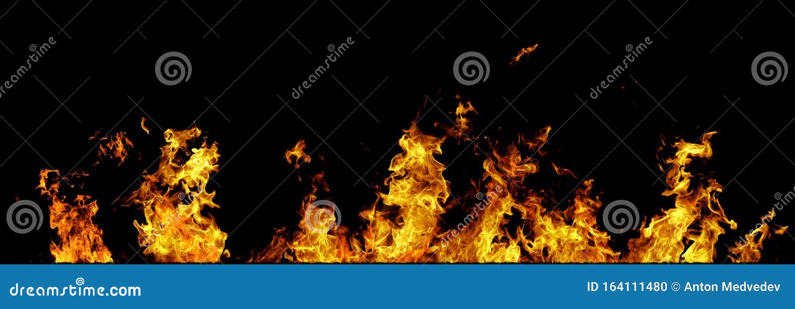 Véritables Flammes De Ligne De Feu Isolées Sur Fond Noir. Mur