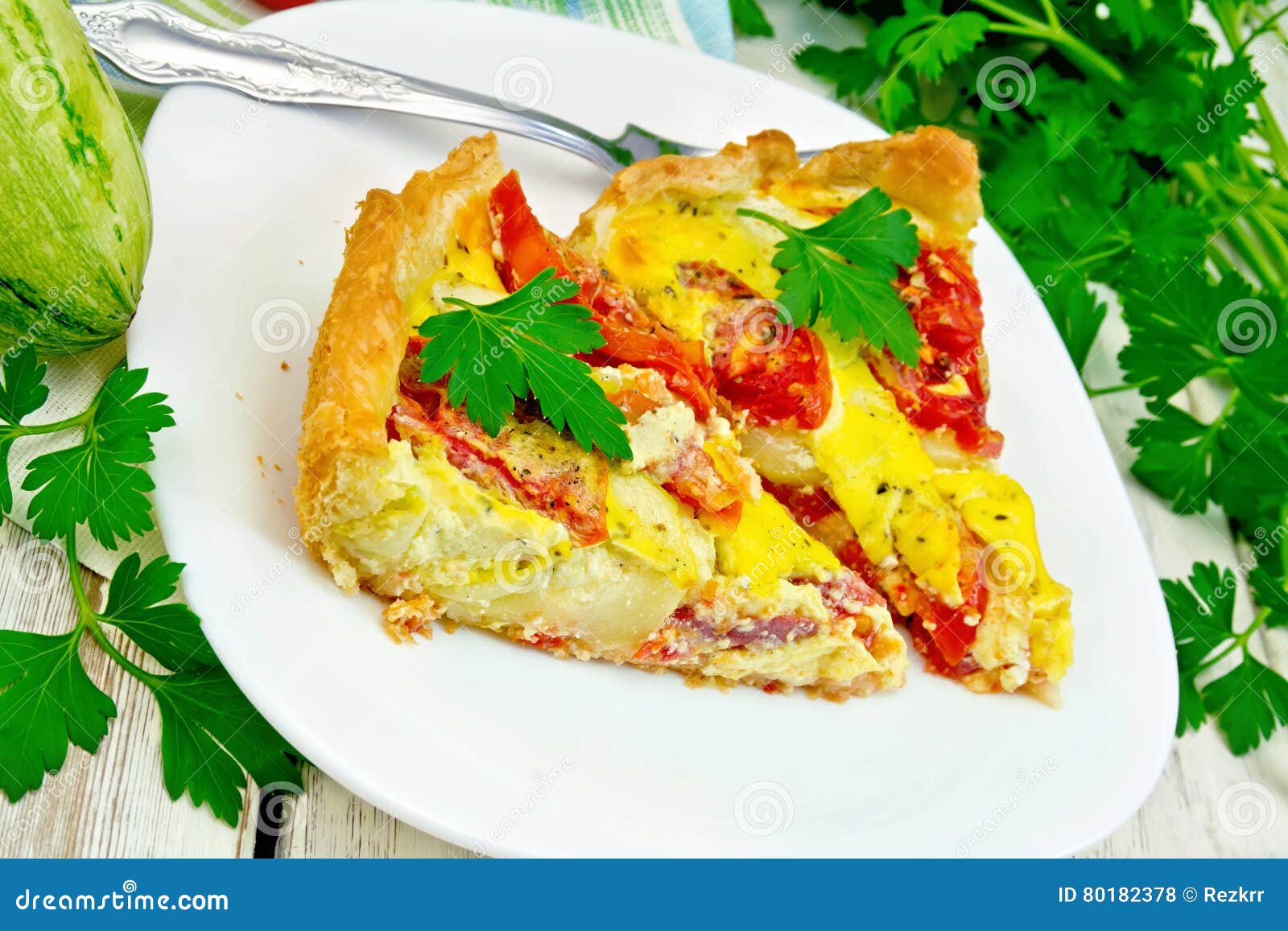Flan Avec La Tomate Et La Courgette Dans Le Plat A Bord Photo