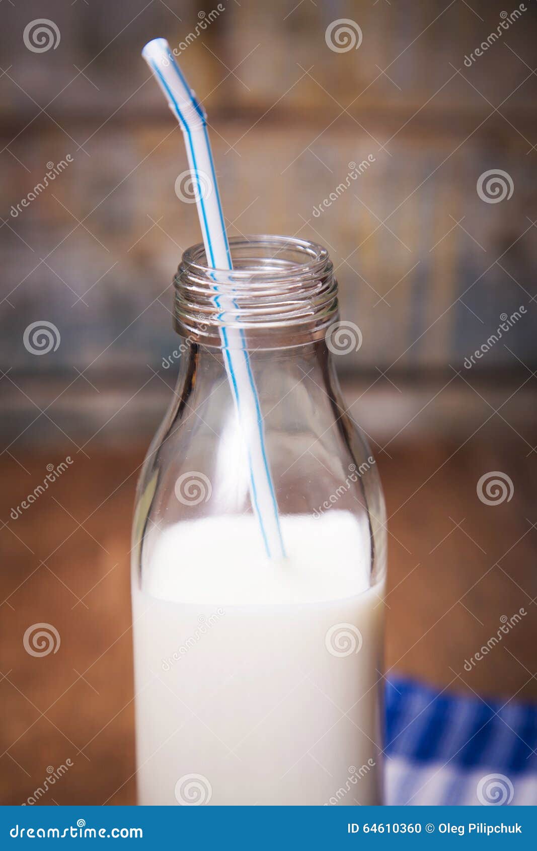  Flasche Milch  stockfoto Bild von wei  h lzern nahrung 