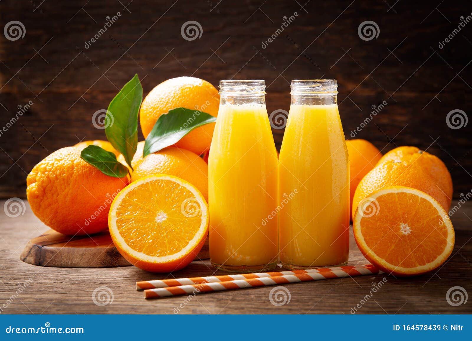 Flaschen Mit Frischem Orangensaft Mit Frischem Obst Stockbild - Bild ...