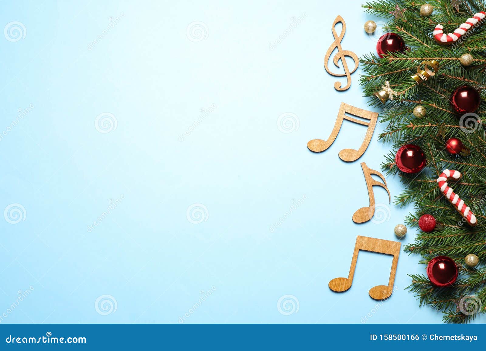 Sắp xếp phẳng với trang trí Giáng sinh và nốt nhạc trên nền sáng sẽ làm bạn say mê ngay lần đầu tiên. Hình ảnh này sẽ đem lại cho bạn nét độc đáo và đẳng cấp với sự kết hợp hoàn hảo giữa trang trí và âm nhạc. Hãy để mọi thứ trở nên hoàn hảo hơn bao giờ hết trong mùa lễ hội sắp tới.