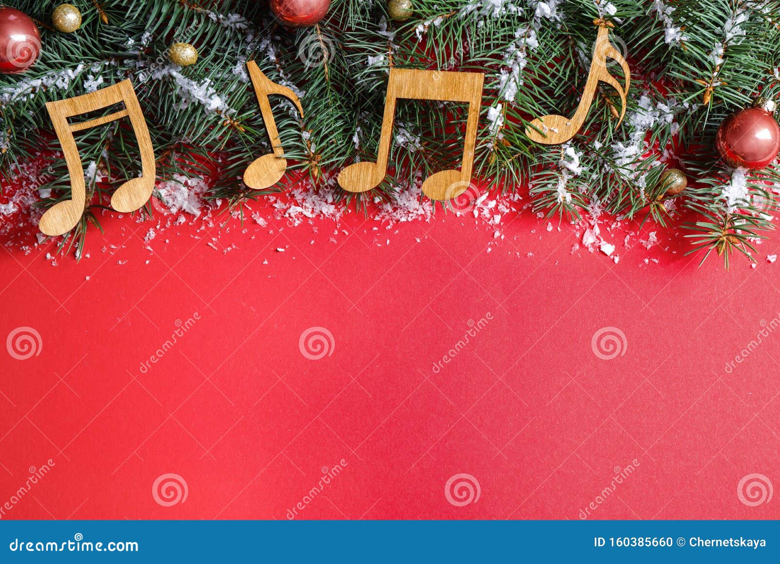 Lời chúc Giáng Sinh nồng nàn cùng những nốt nhạc tràn đầy niềm vui, tất cả đều hiện diện trong bức hình thiết kế Flat Lay Composition với những đồ trang trí Giáng Sinh và những nốt nhạc trên nền đỏ. Nhấp chuột để khám phá thêm hình ảnh liên quan đến âm nhạc Giáng Sinh này.