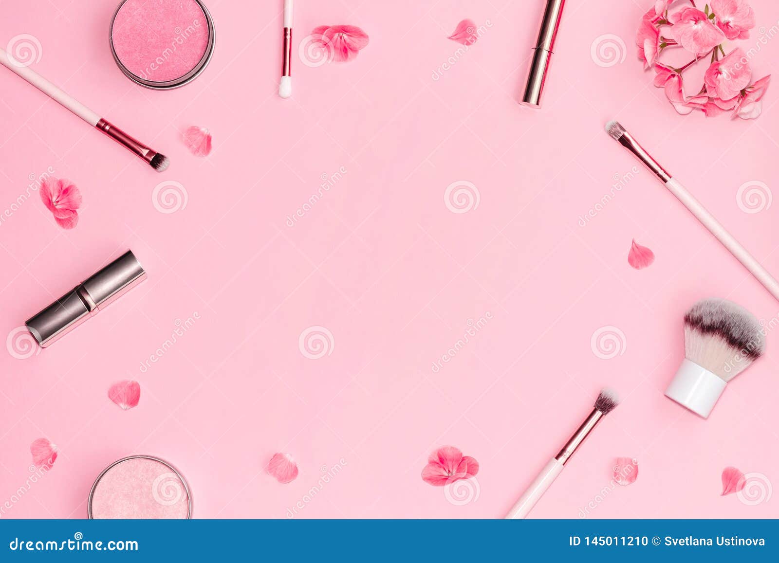 Sản phẩm trang điểm dekor và màu hồng sẽ giúp bạn tạo nên lớp trang điểm lôi cuốn và nổi bật. Với thiết kế độc đáo và chất liệu cao cấp, sản phẩm sẽ là sự lựa chọn hoàn hảo cho những cô nàng yêu thích làm đẹp.