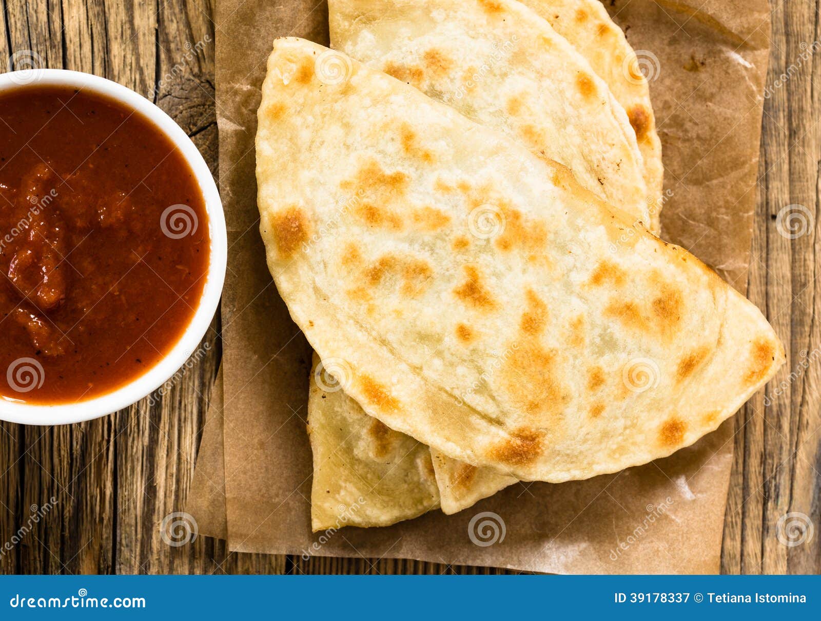 Flatbread caseiro com a salsa vista do abov. Flatbread caseiro com carne, queijo, e salsa vista de cima de. Yantyk - pão liso tatar crimeano tradicional