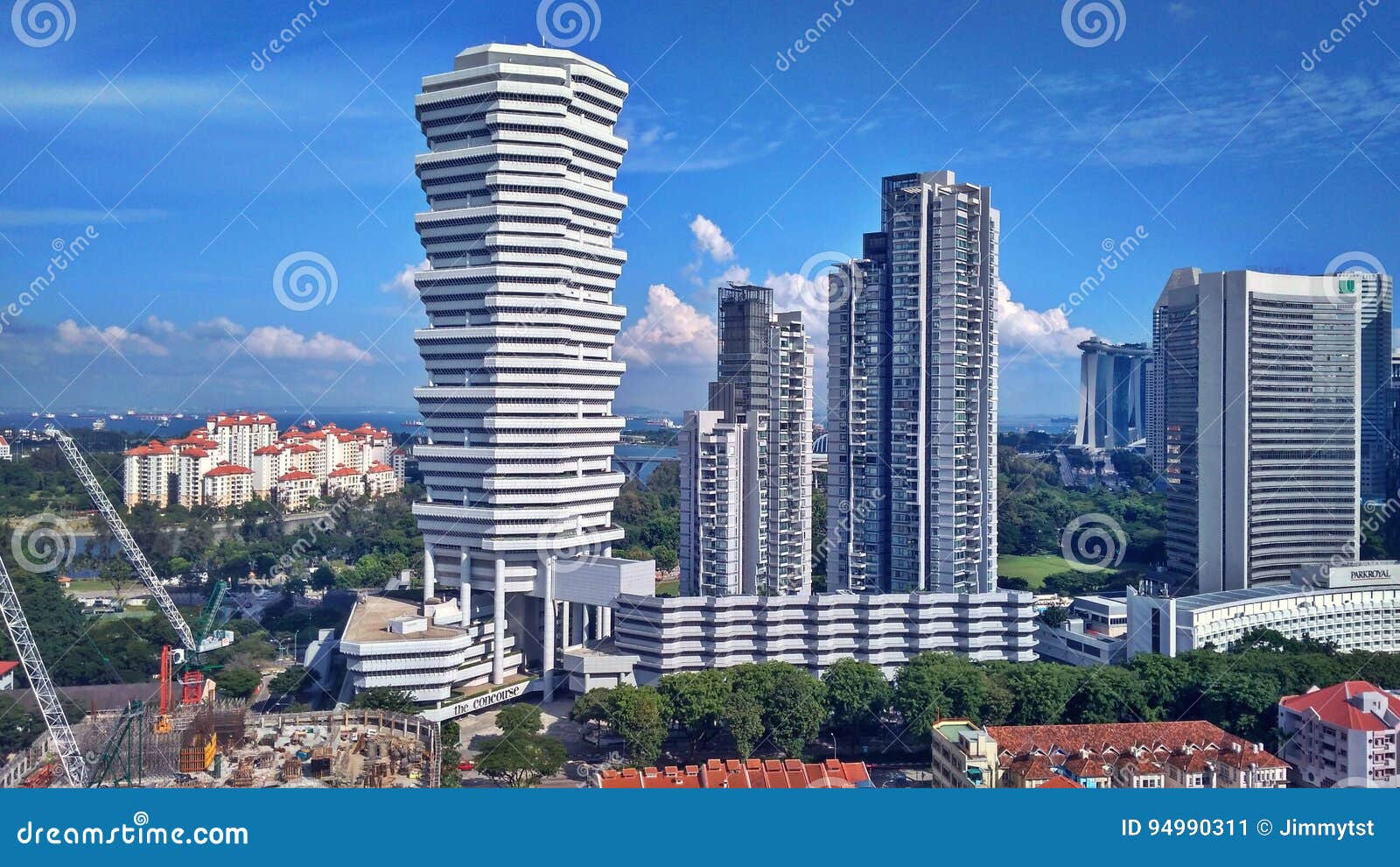 Flatgebouwen met koopflats en hotels in Singapore. De privé woonwijk van Tanjongrhu, de Samenkomst en andere hotels in de stad van Singapore