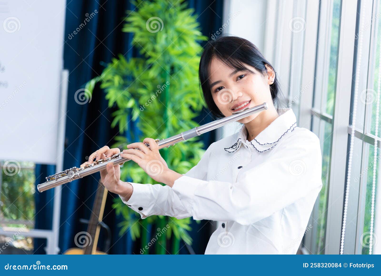 Flauta Instrumento Clássico Profestional Jogador Tocando Música. Uma Jovem  E Elegante Mulher Asiática Toca A Flauta. Foto Royalty Free, Gravuras,  Imagens e Banco de fotografias. Image 194948556