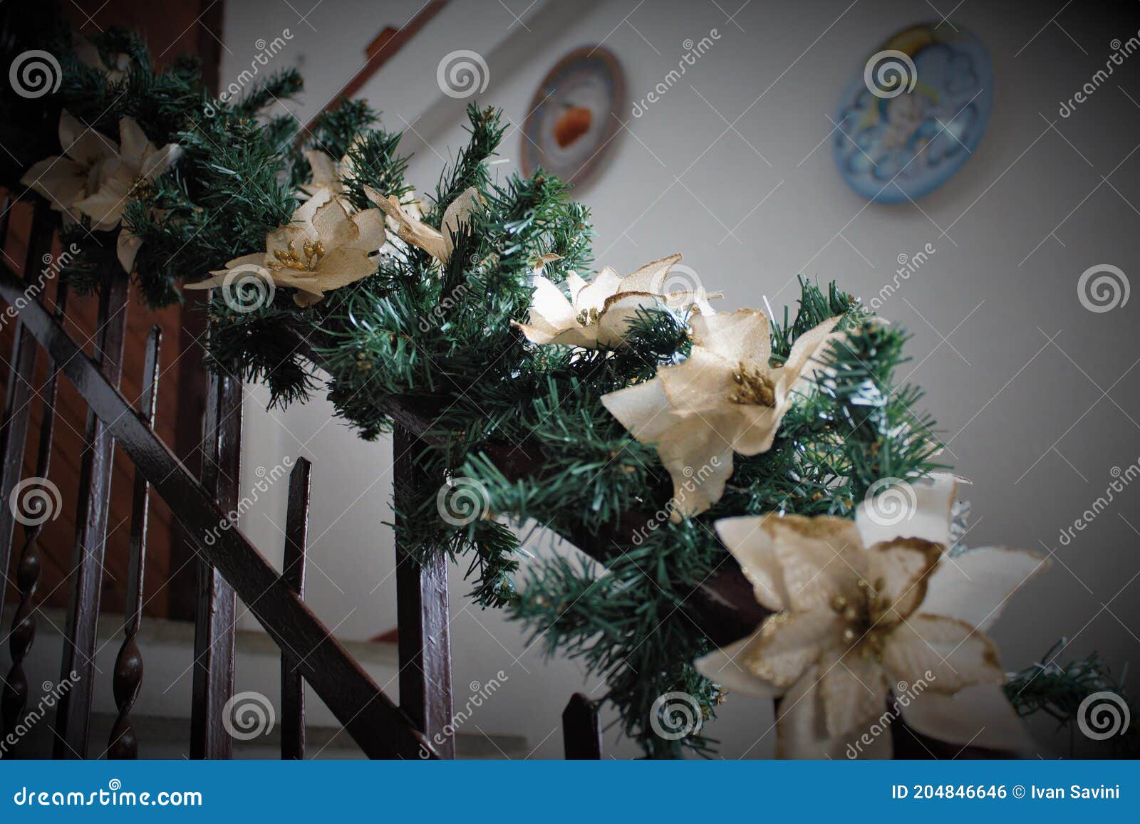 Flay Una Escalera En Una Casa Privada Decorada Para Navidad Con Luces De  Pino Ondeando Y Flores Blancas Foto de archivo - Imagen de partido,  arreglo: 204846646