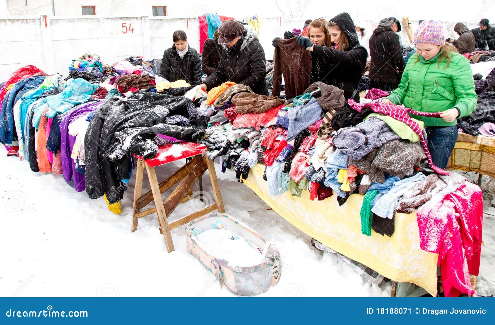 Flea market editorial photo. Image of retail, close, department 18188071