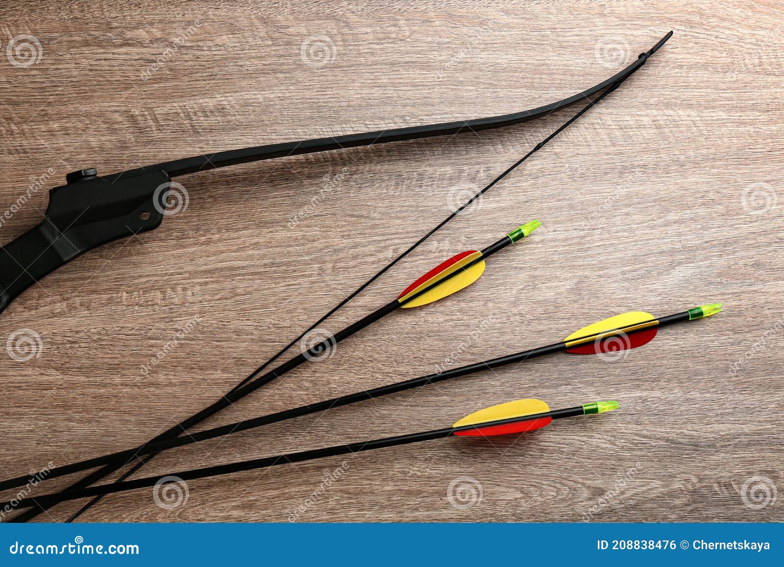 Flechas De Plástico Y Arco Sobre Mesa De Madera Tendido. Material De Tiro  Con Arco Foto de archivo - Imagen de color, meta: 208838476