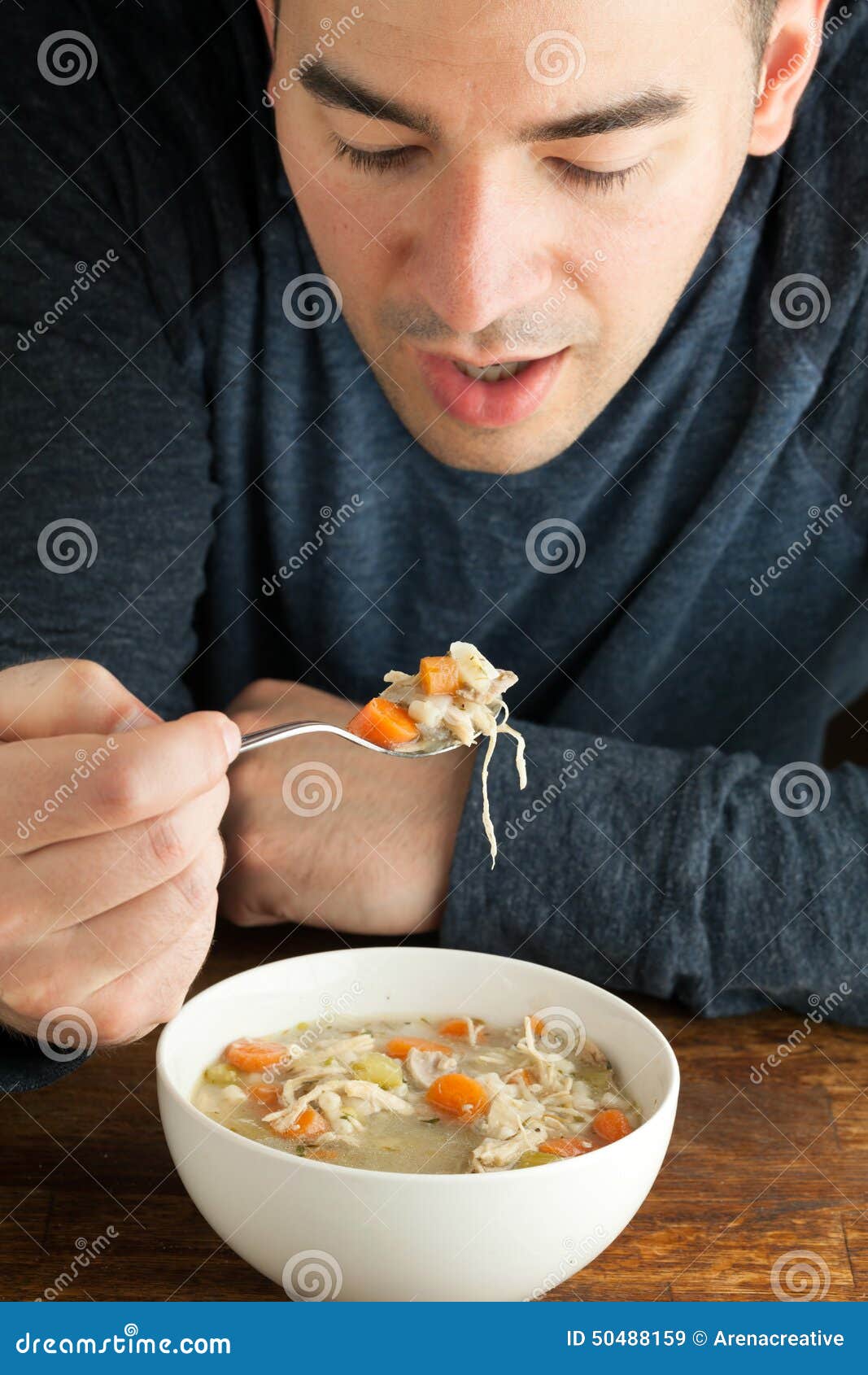 Fleisch Fressende Selbst Gemachte Hühnersuppe Stockbild - Bild von kerl ...