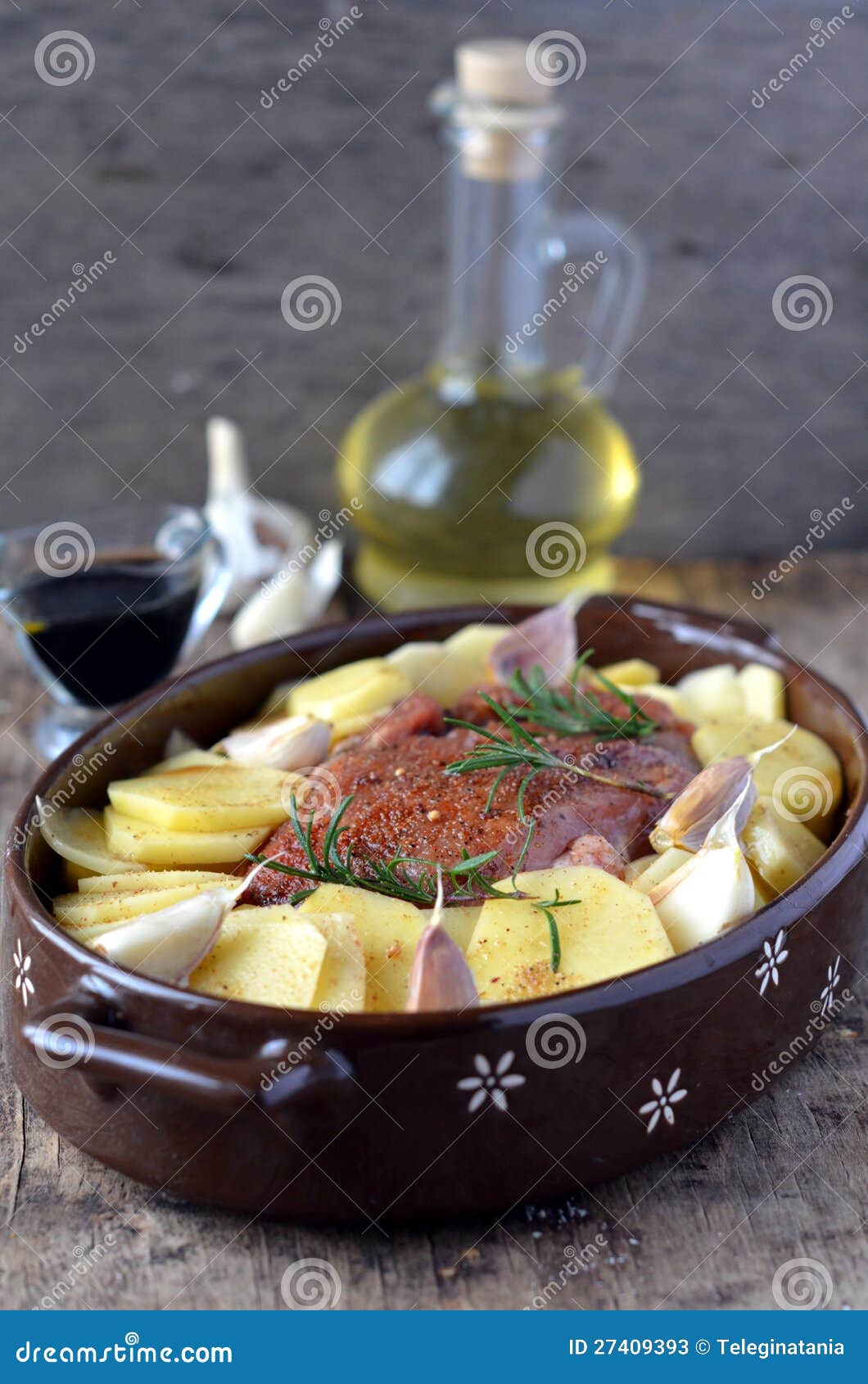 Fleisch mit Kartoffeln bevor dem Kochen auf einer hölzernen Tabelle