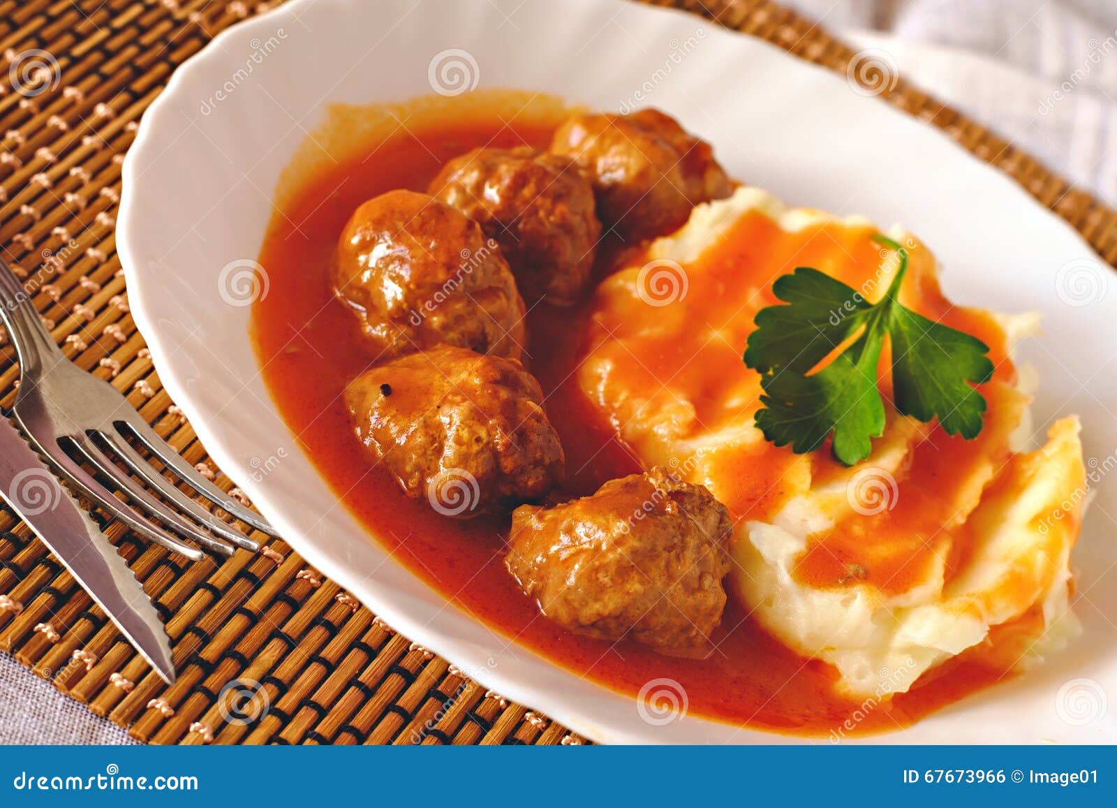 Fleischklöschen In Der Tomatensauce Mit Kartoffelpüree Stockfoto - Bild ...
