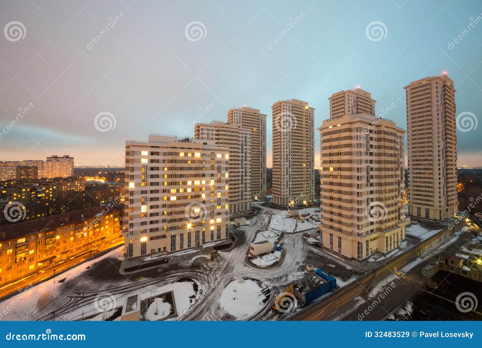 MOSKVA - DEC 3: Flera bostads- byggnader för höghus på komplexet för älgöhus på December 3, 2012 i Moskva, Ryssland.