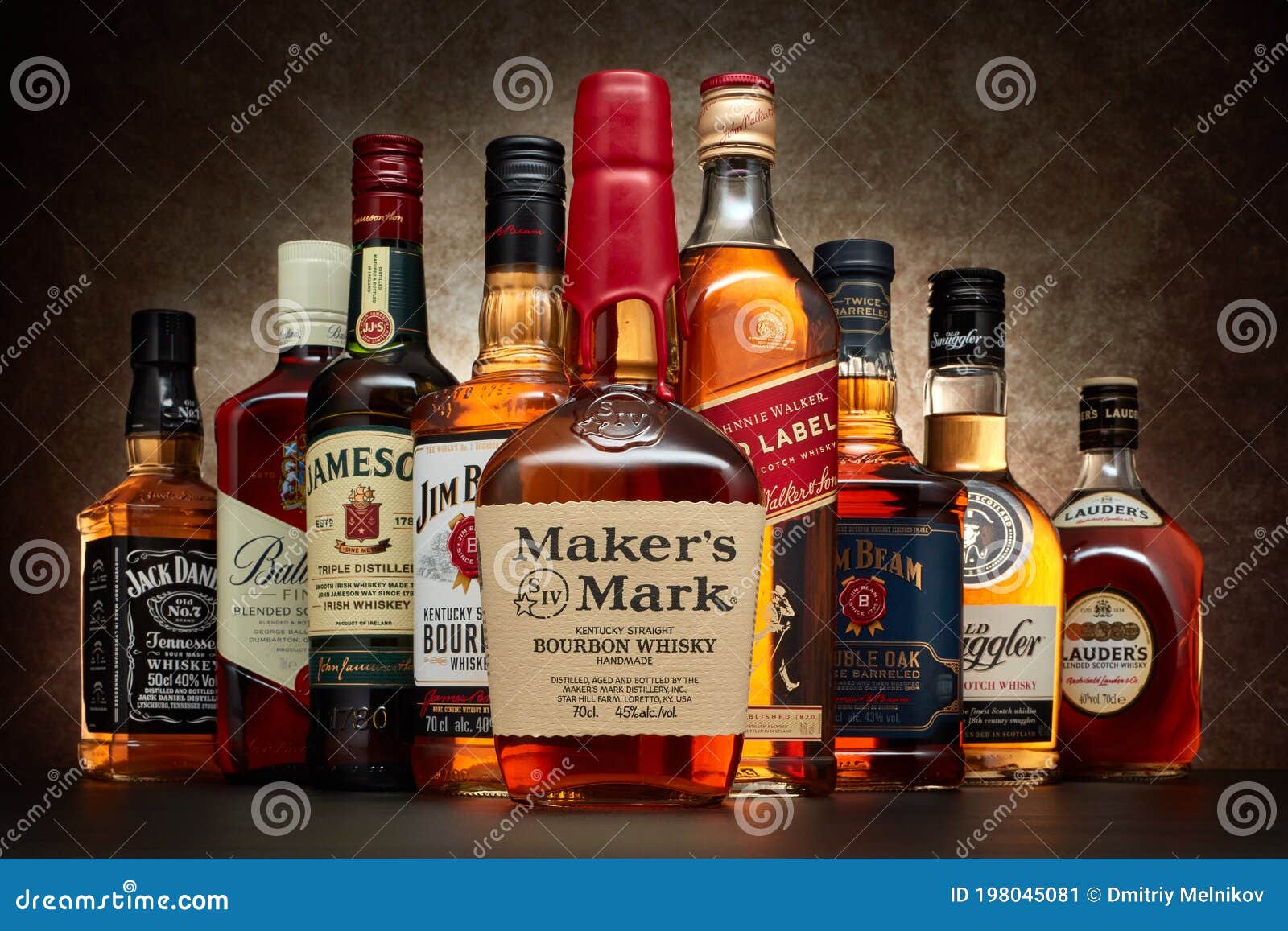 Hinder hotel Oorlogsschip Fles of Marker's Mark Bourbon Whiskey Op De Achtergrond Van Andere  Populaire Merken Whisky Whisky Redactionele Foto - Image of donker, bezit:  198045081