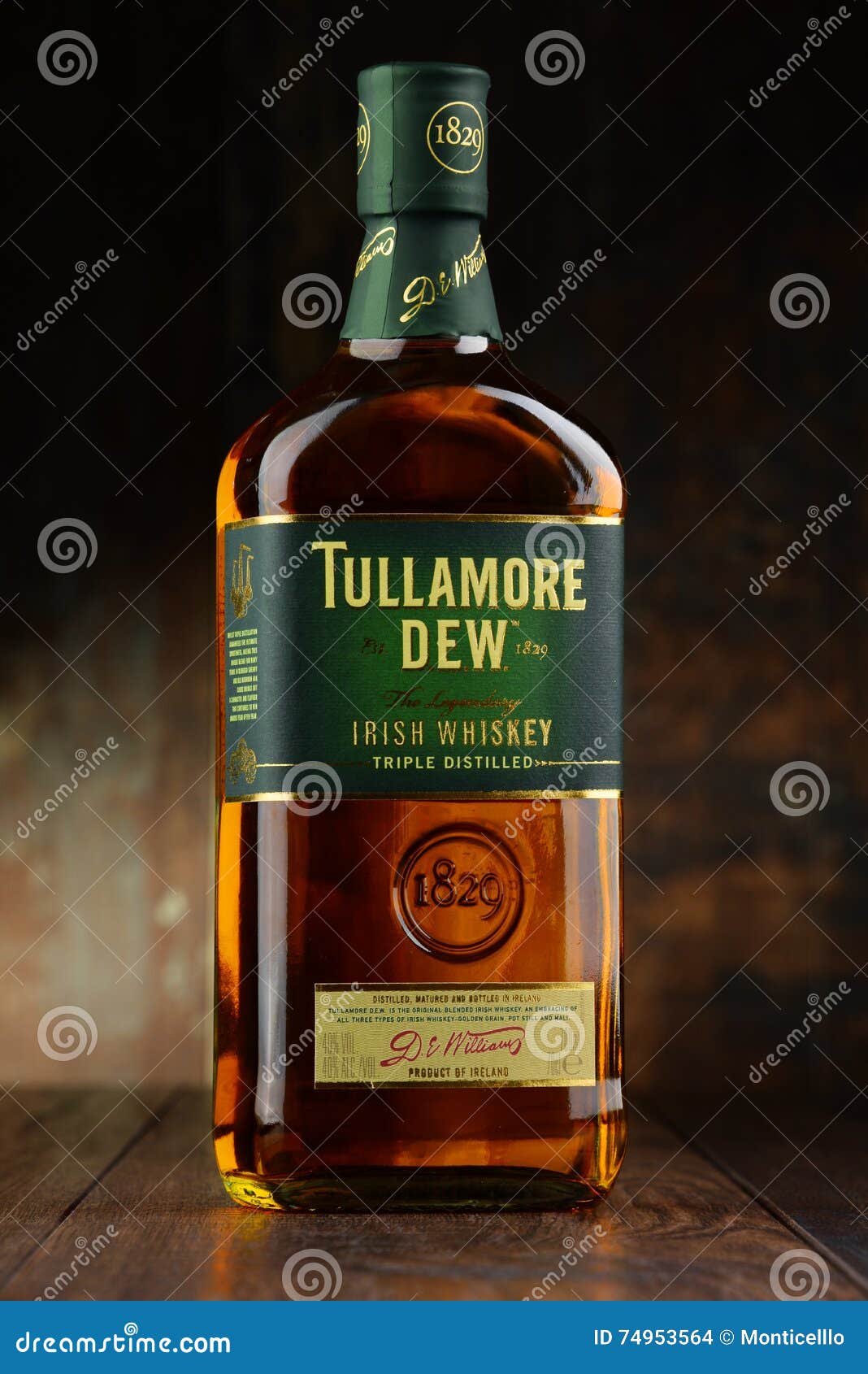 is er Kostuums Dom Fles Tullamore-Dauw, Ierse Whisky Redactionele Stock Afbeelding - Image of  etiket, illustratief: 74953564