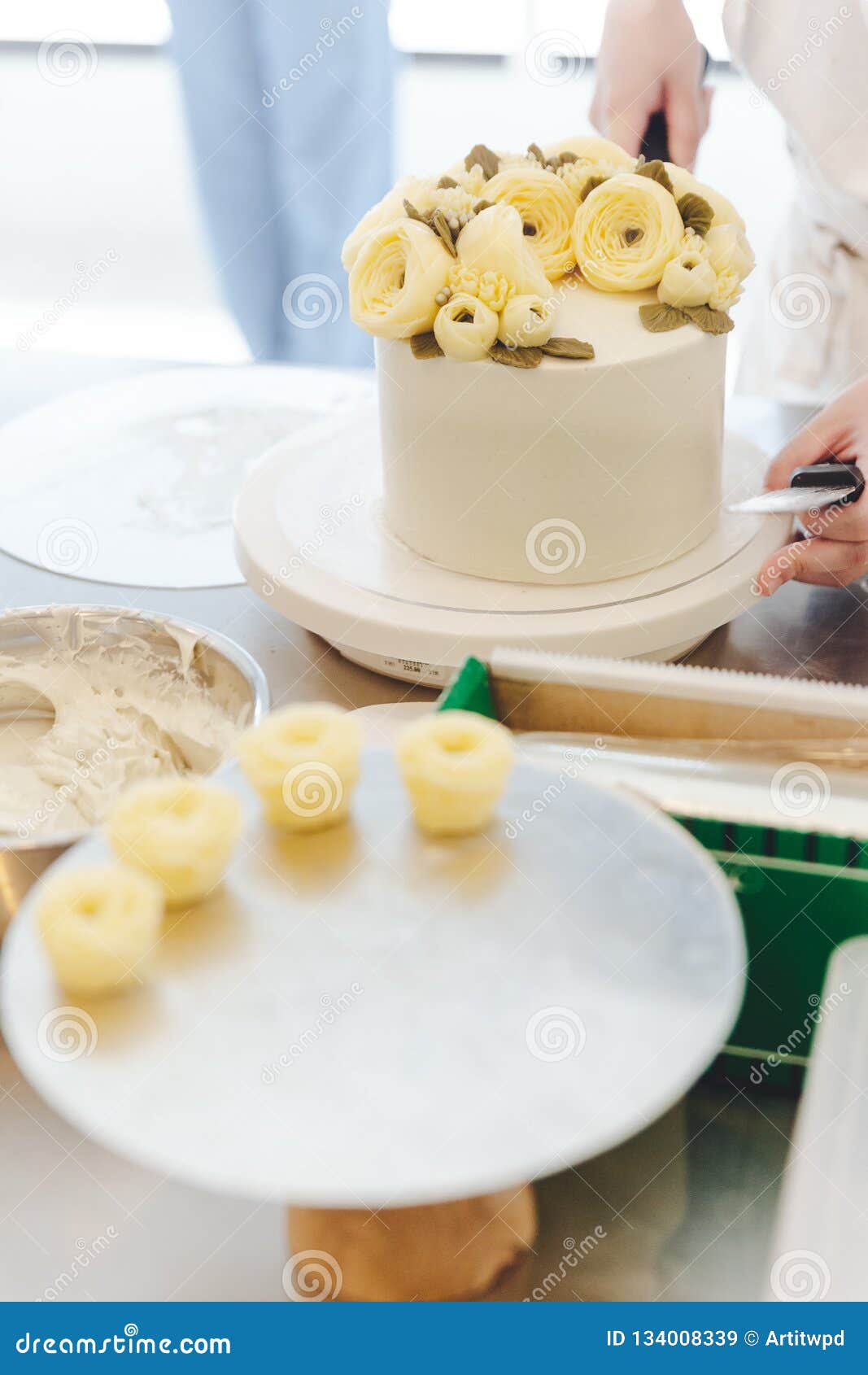 Fleur Creme De Beurre Sur Le Plateau Pour Decorer Le Gateau Avec Le Gateau Blanc A L Arriere Plan Image Stock Image Du Travail Dessert Fleur Creme De Beurre Sur Le Plateau Pour Decorer Le Gateau Avec Le Gateau Blanc A L Arriere Plan Image Stock Image Du Travail Dessert