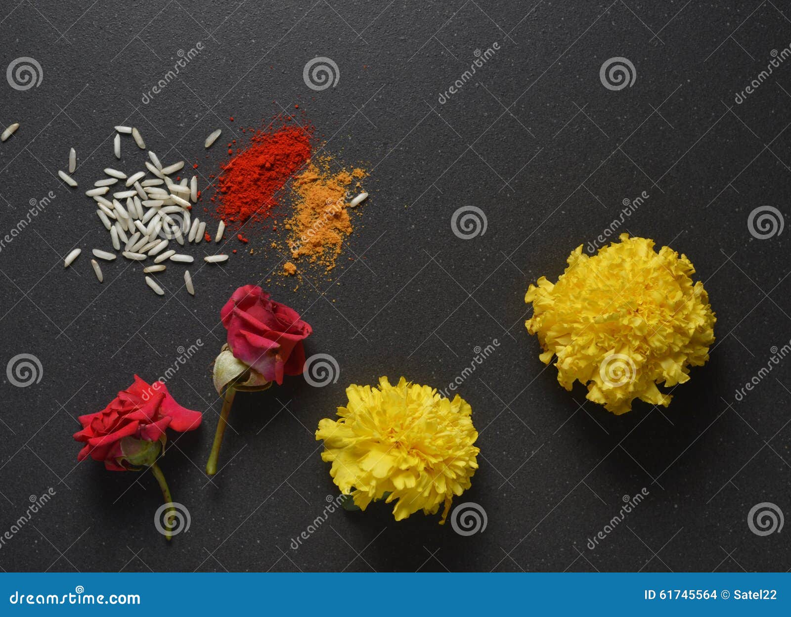 Fleur de Pooja. Tilak de fleurs, rose et de kumkum de souci Fond de fête religieux indien