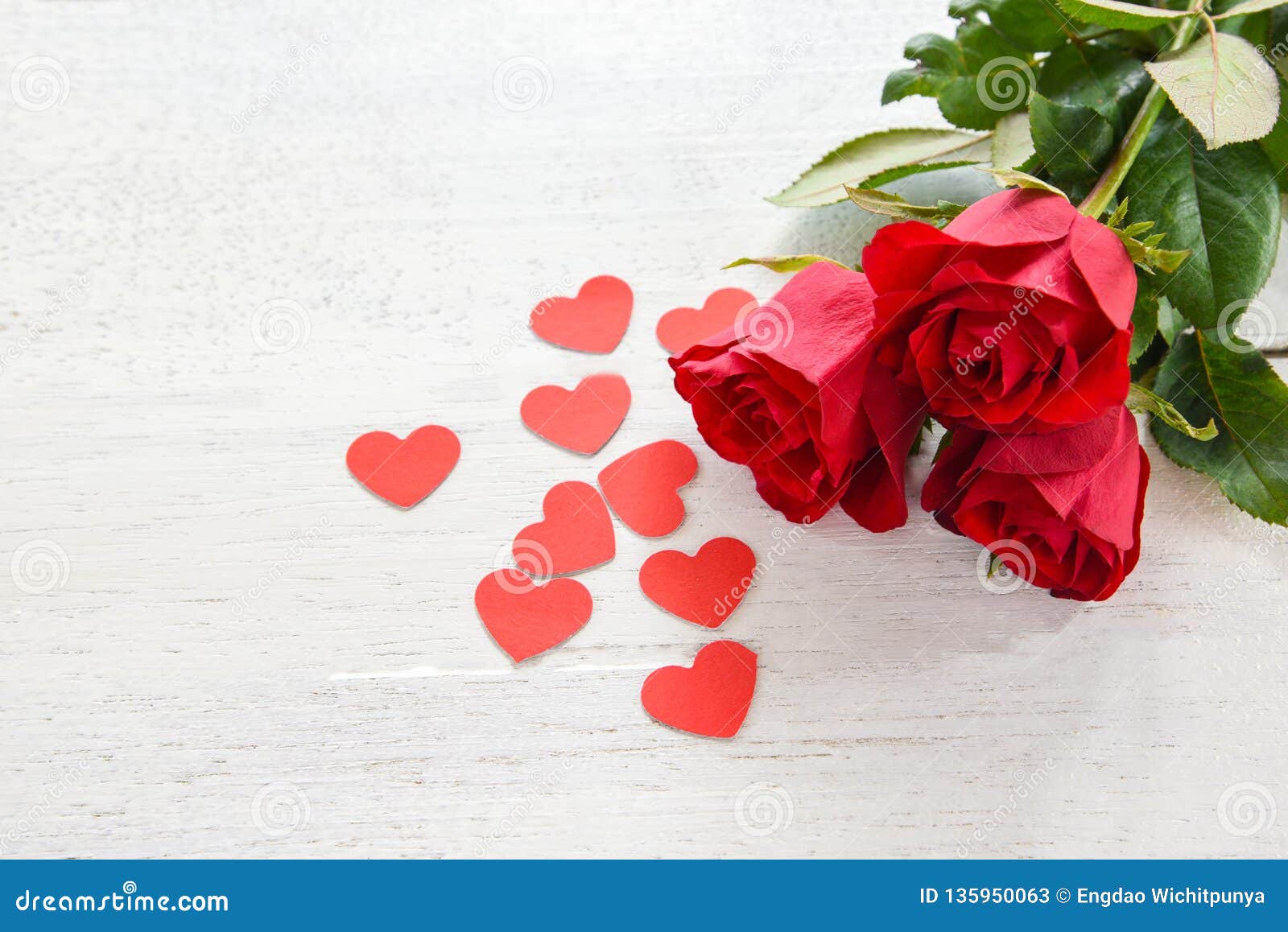 Fleur Rose Rouge De Jour De Valentines Sur Le Fond En Bois Blanc/coeur Rouge  Amour Romantique Le Petit Image stock - Image du décoratif, amour: 135950063