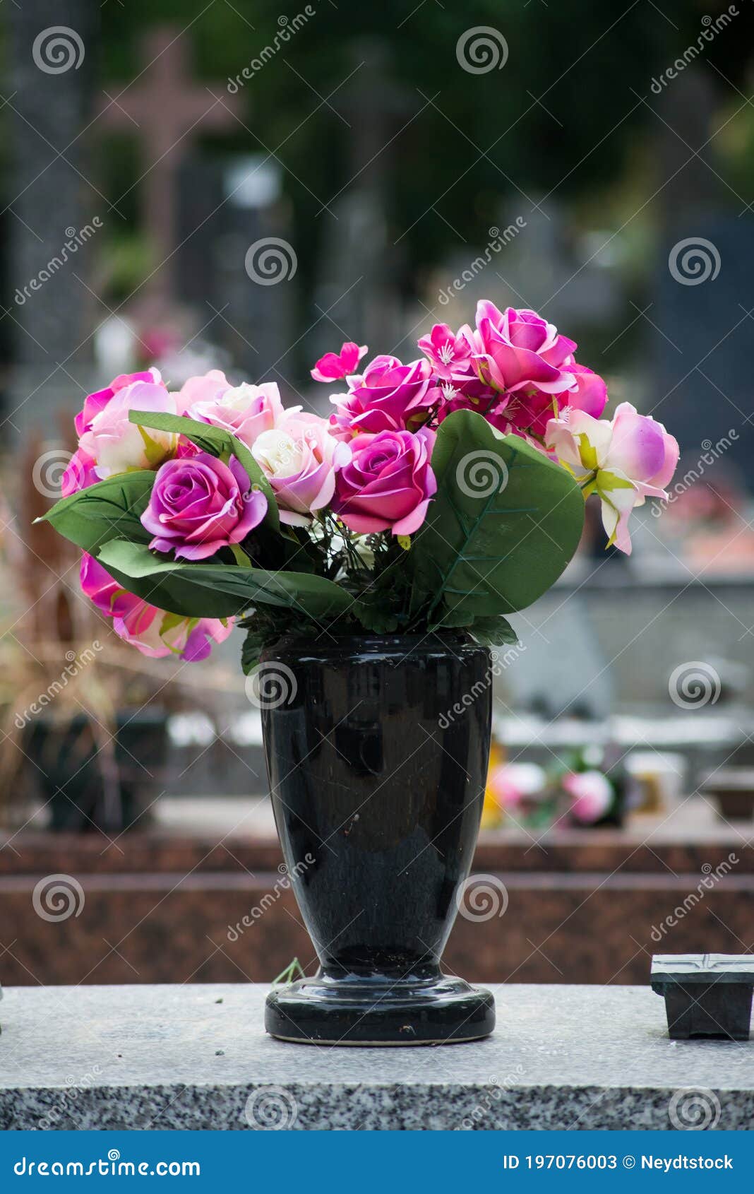 Fleurs Artificielles Roses Sur La Tombe Dans Un Cimetière Image stock -  Image du enterrement, artificiel: 197076003