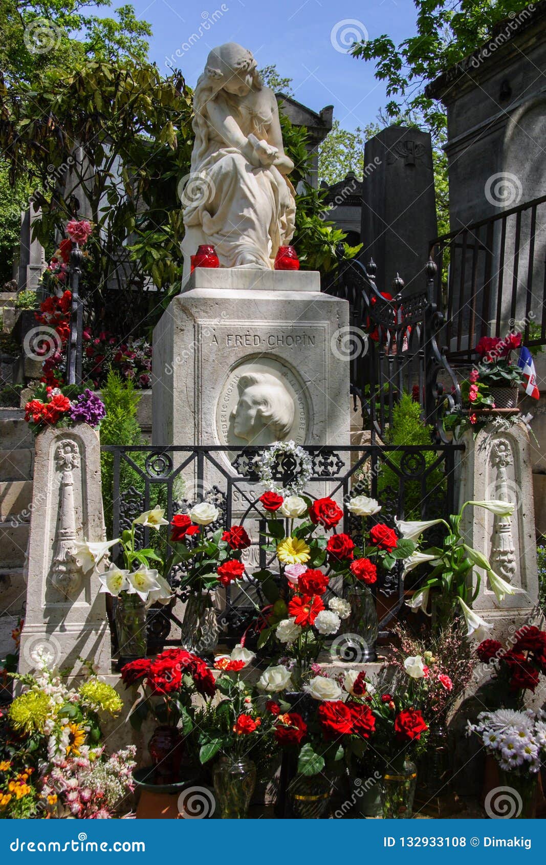 Fleurs Colorées Sur La Tombe De Chopin Chez Pere Lachaise Cemetery Photo  stock - Image du ville, célèbre: 132933108