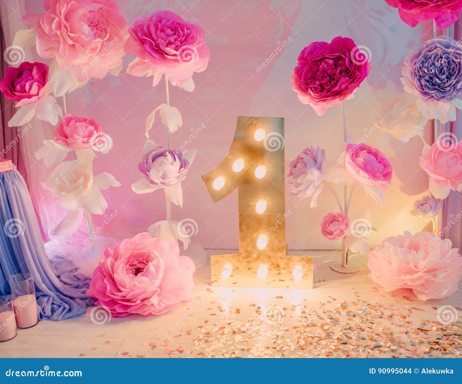 Fleurs Danniversaire De Décorations Photo Stock Image Du