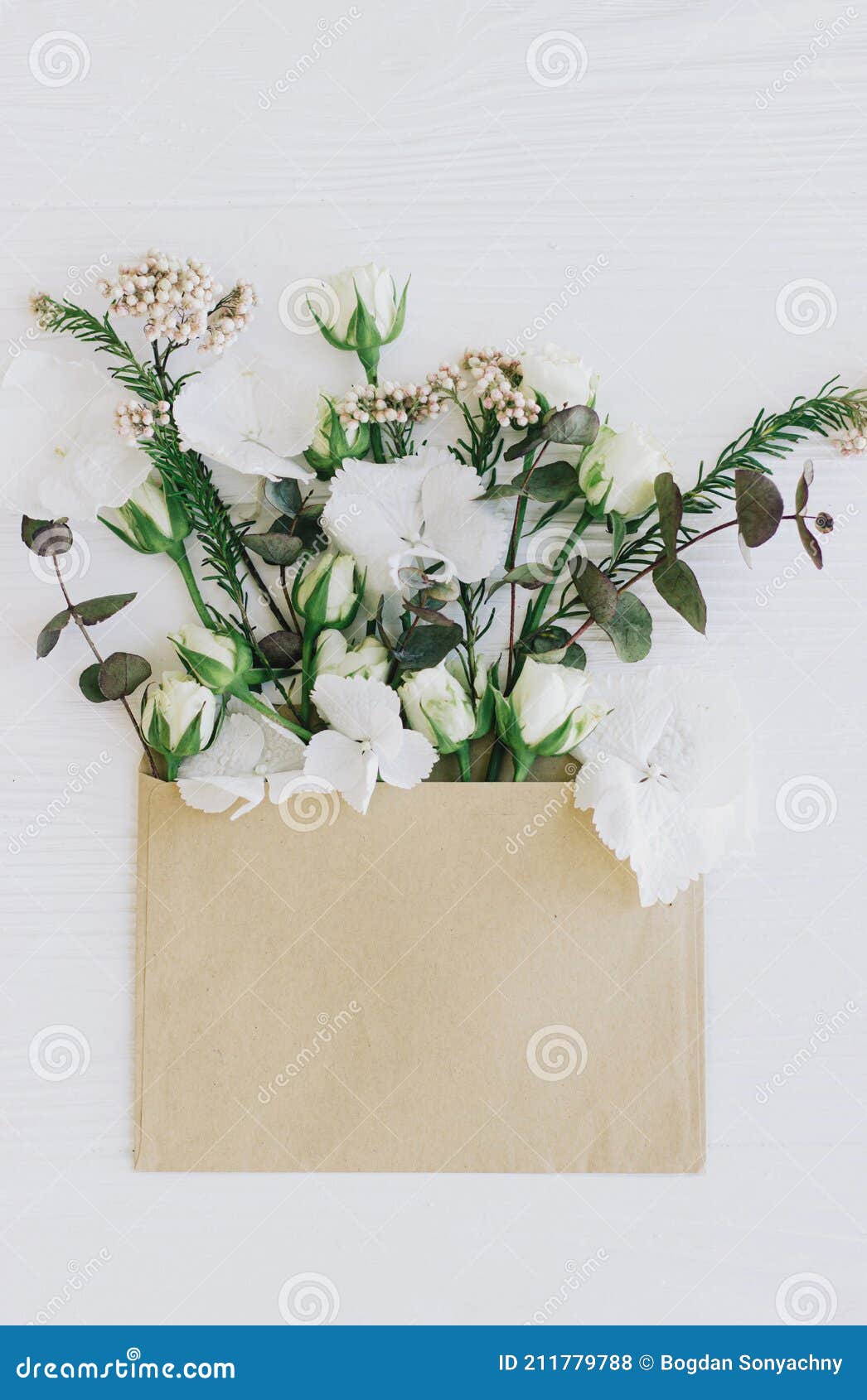 Fleurs De Printemps Dans L'enveloppe. Roses Hydrangea Et Eucalyptus  Poussant à Partir De L'enveloppe De L'embarcation Photo stock - Image du  romantique, fête: 211779788