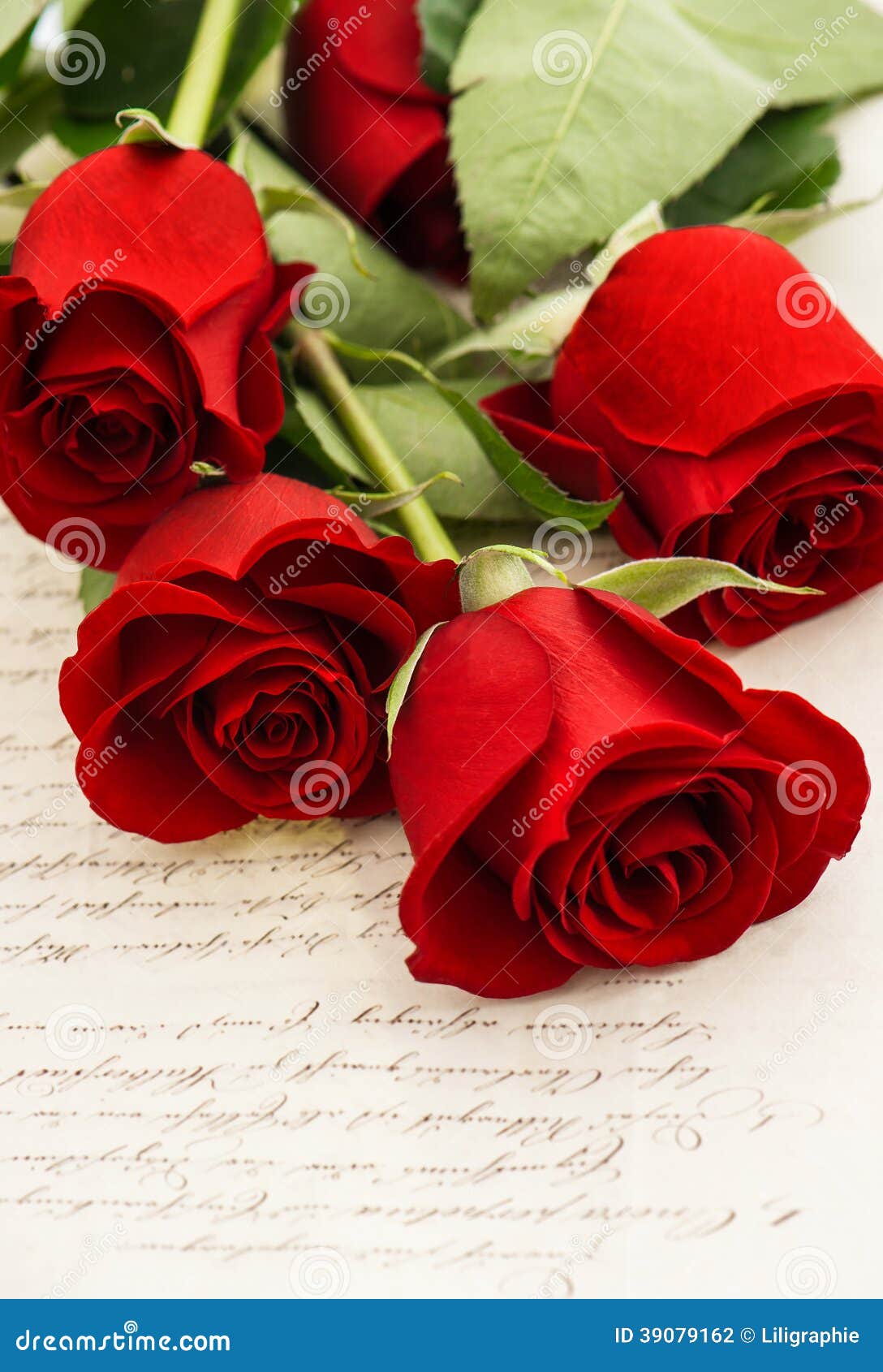 Fleurs De Rose De Rouge Et Vieilles Lettres D'amour Photo stock - Image du  carte, page: 39079162