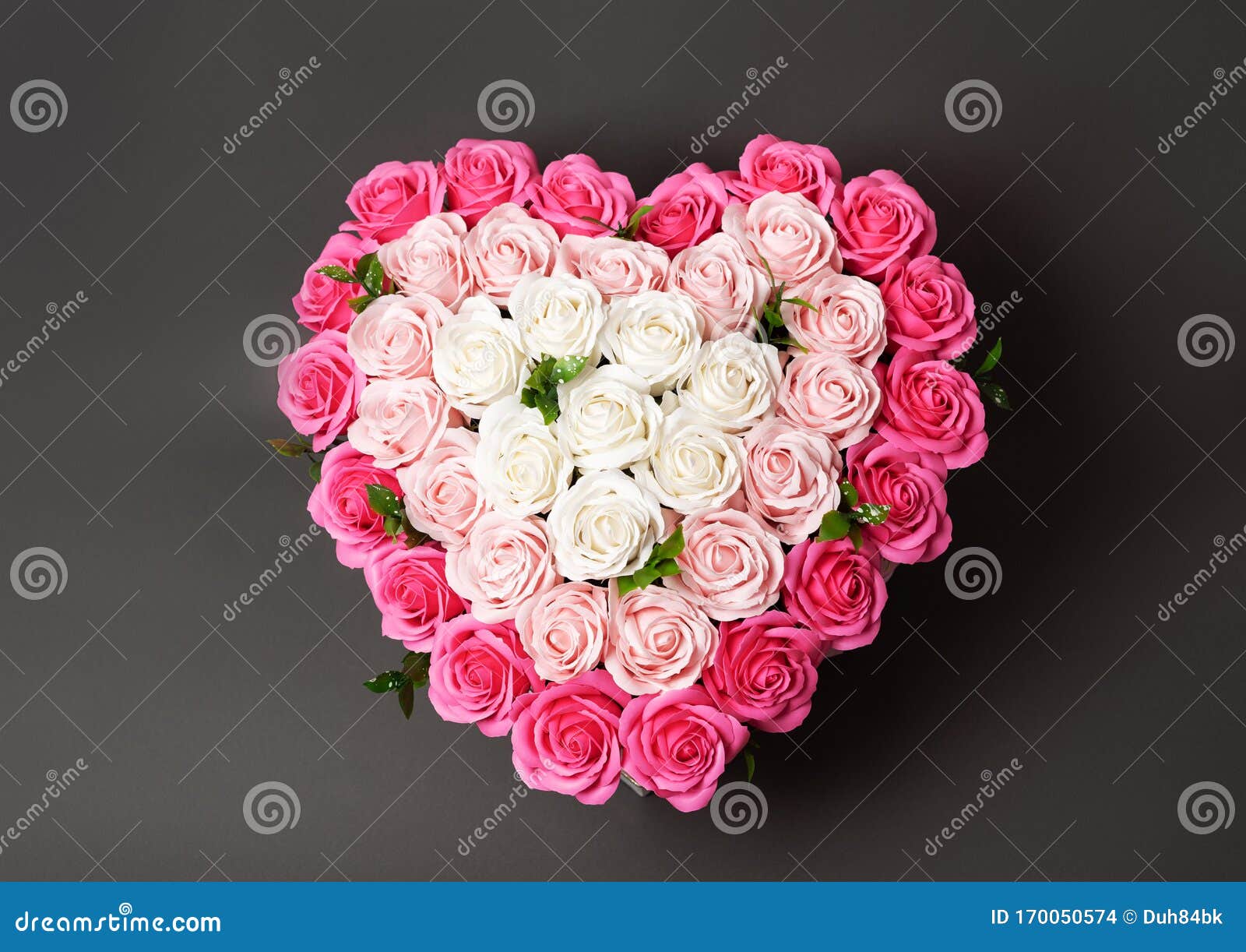 Fleurs En Fleurs : Un Gros Bouquet De Roses De Rose Et Blanc Dans Une Boite  En Forme De Coeur Sur Fond Gris. Photo stock - Image du floral, flore:  170050574