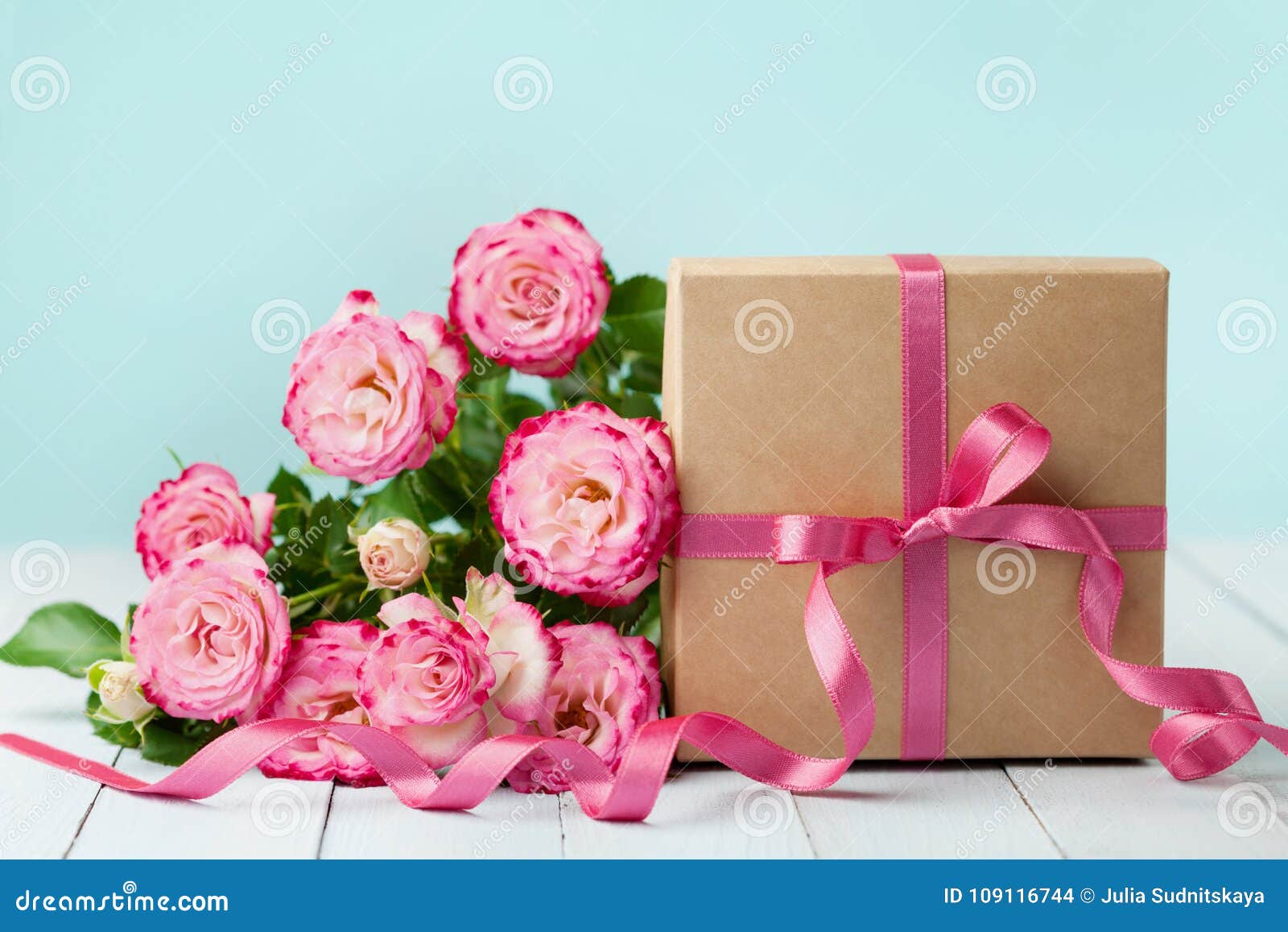 Fleurs Et Boite Cadeau Roses De Ressort Sur La Table De Vintage Carte De Voeux Pour Le Jour D Anniversaire De Femme Ou De Meres Photo Stock Image Du Ressort Table Fleurs Et Boite Cadeau Roses De Ressort Sur La Table De Vintage Carte De Voeux Pour Le Jour D Anniversaire De Femme Ou De Meres Photo Stock Image Du Ressort Table