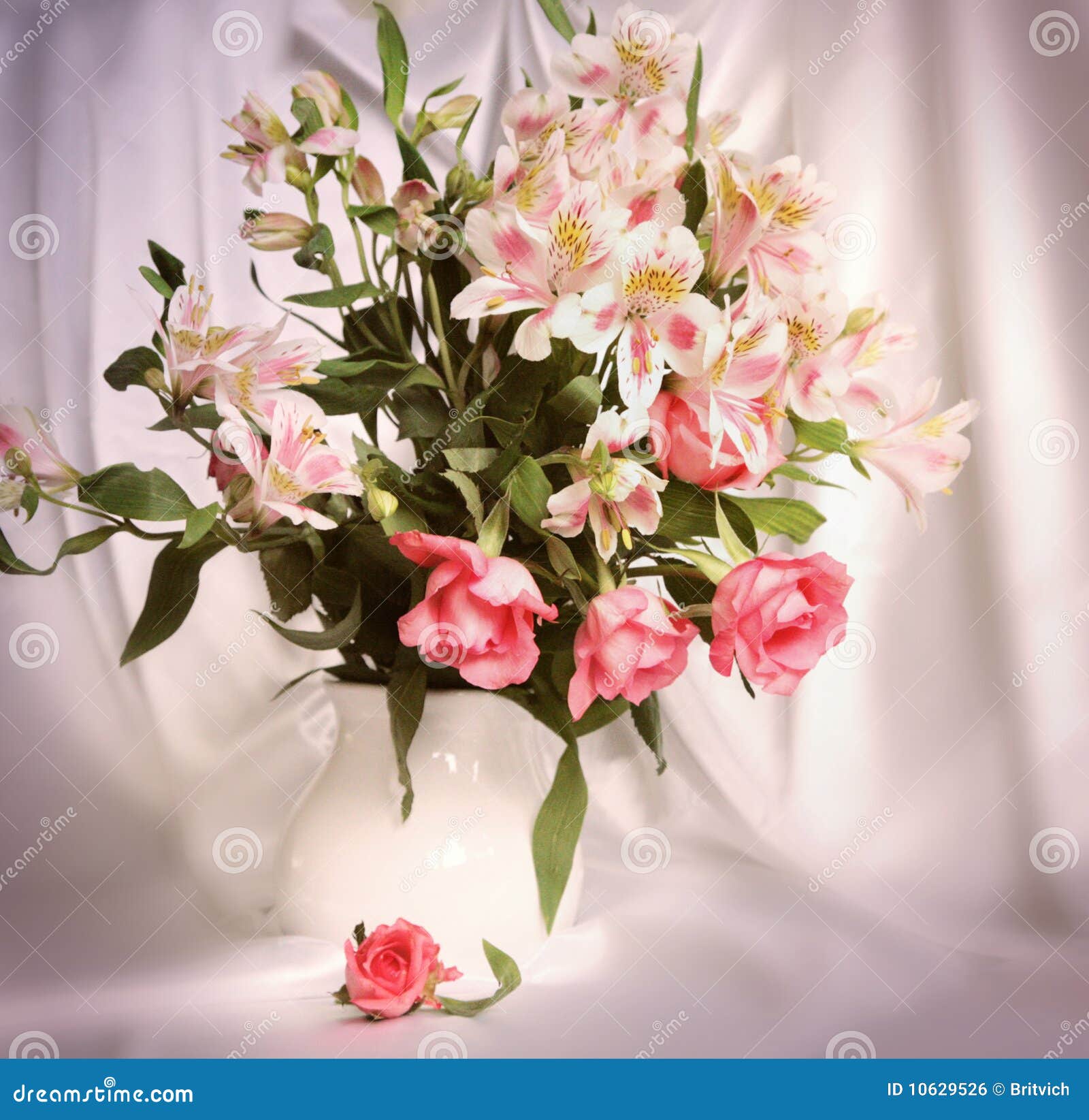 Fleurs roses dans le vase photo stock. Image du décoratif 10629526