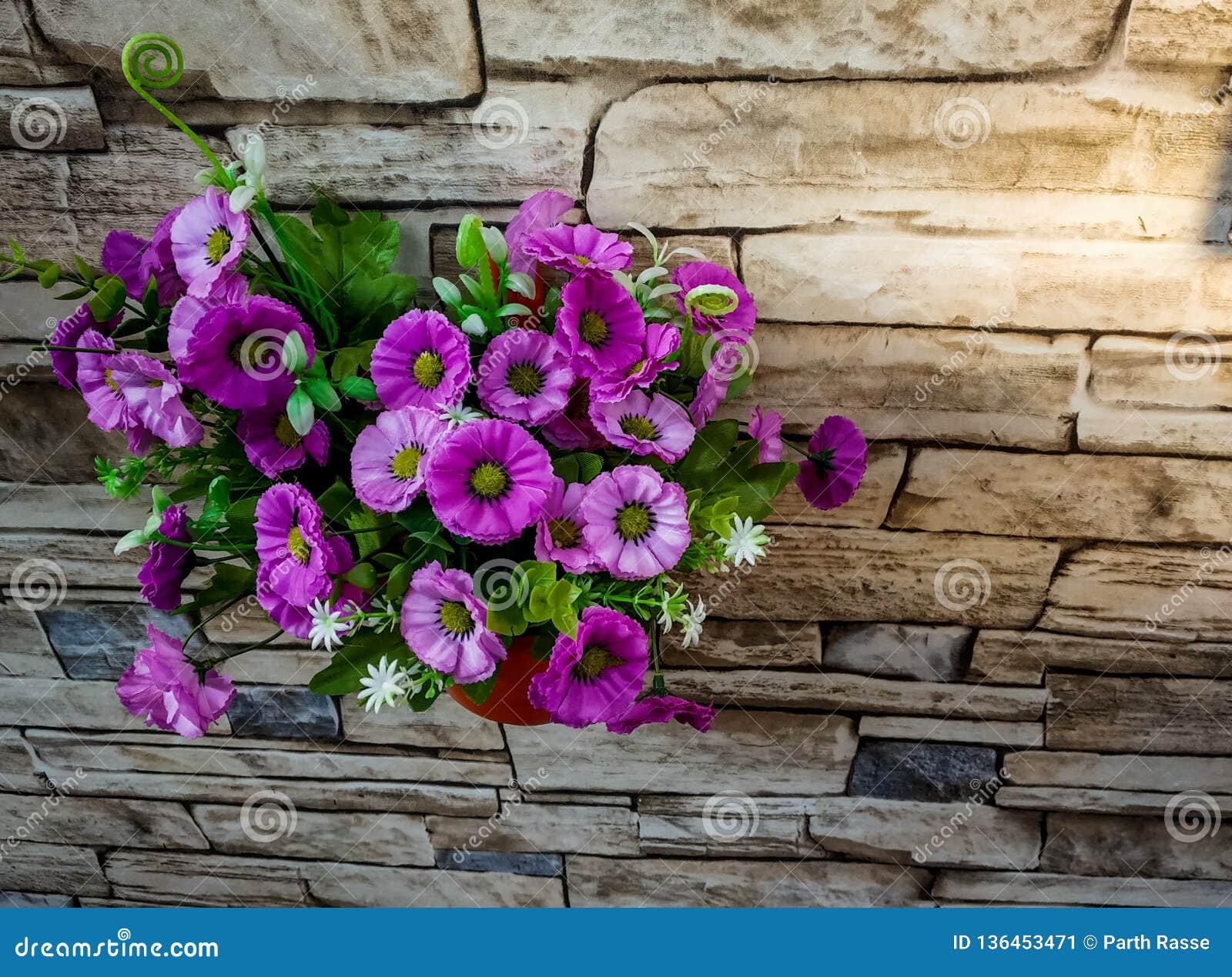 Fleurs Violettes Dans Un Pot De Fleur Vert Fixé Au Mur En Pierre De  Revêtement Avec La Texture Image stock - Image du fermer, brique: 136453471