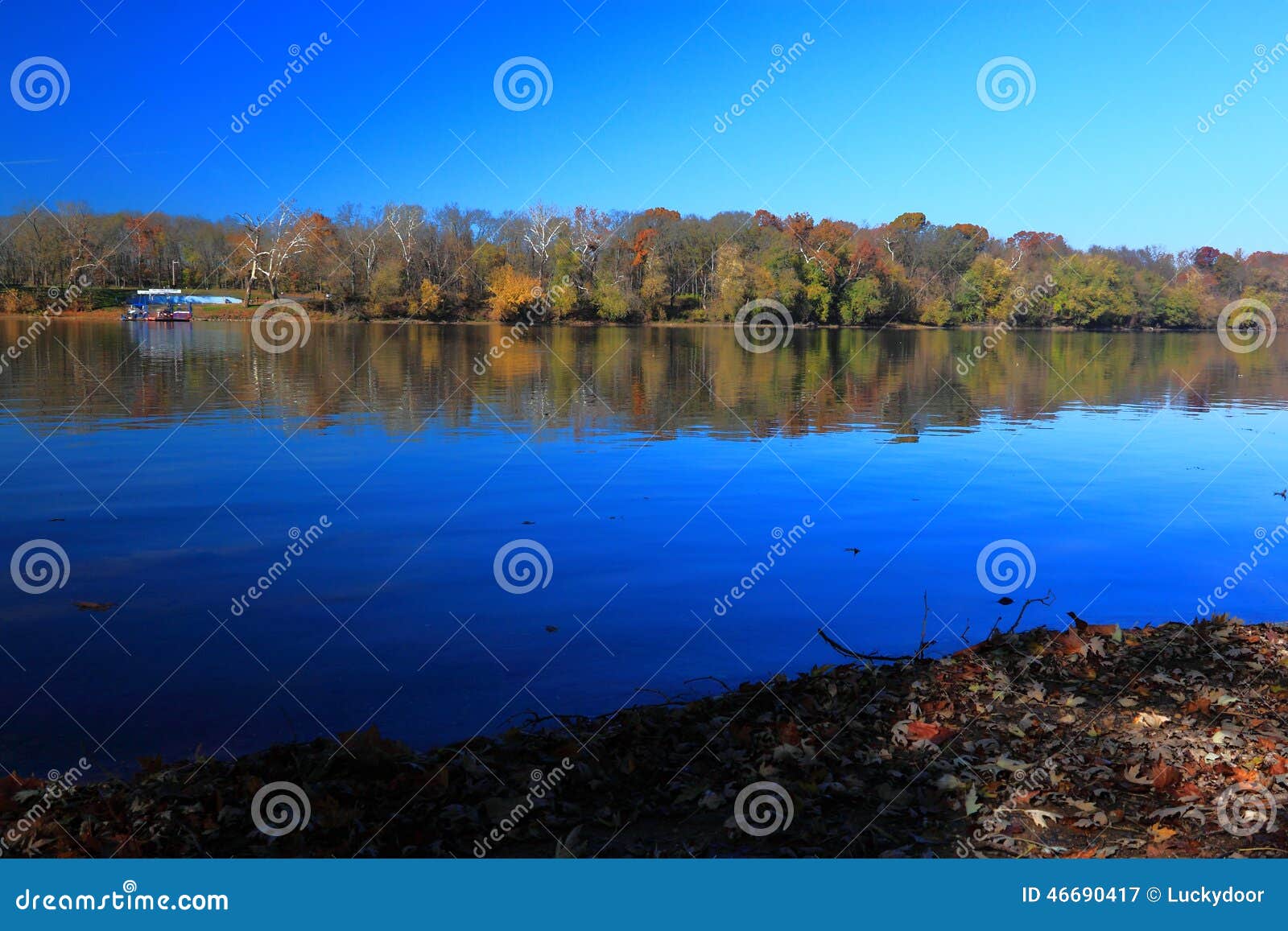 Fleuve Potomac à travers le Maryland et la Virginie dans le jour ensoleillé de ciel bleu