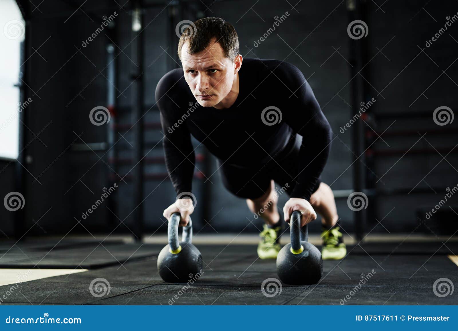 Flexões De Braço De Kettlebell Em Crossfit Salão Imagem de Stock