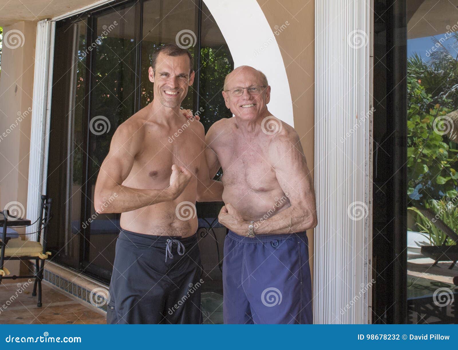 Flexión Del Músculo Del Hijo Del Padre Foto de archivo - Imagen de ajuste,  shirtless: 98678232