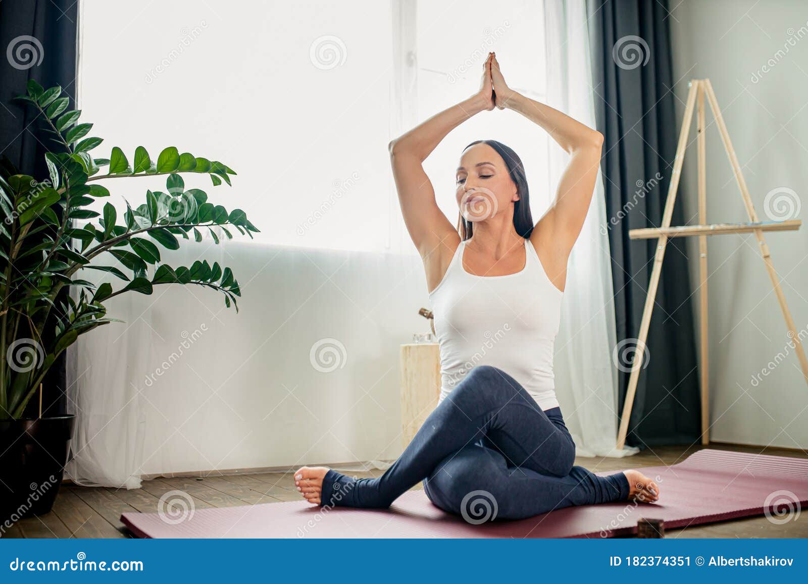 Grillig web zanger Flexibele Vrouw Doet Yoga - Oefeningen Met Gekruiste Benen Stock Afbeelding  - Image of gesloten, meisje: 182374351