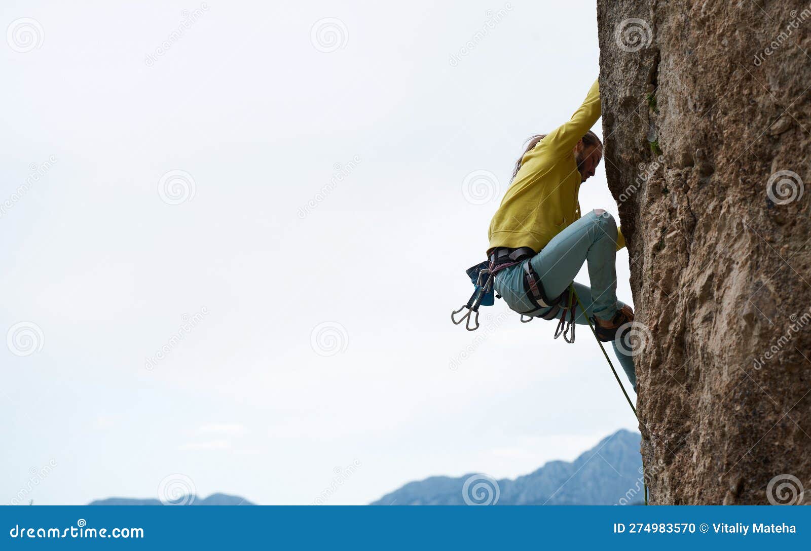 https://thumbs.dreamstime.com/z/flexible-skilled-man-climbing-vertical-rock-rope-lead-climbing-beautiful-mountains-view-background-side-view-flexible-274983570.jpg