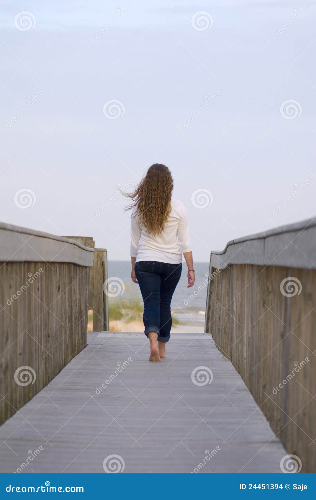 Flicka för strand e till att gå. Strandboardwalkflicka som är teen in mot